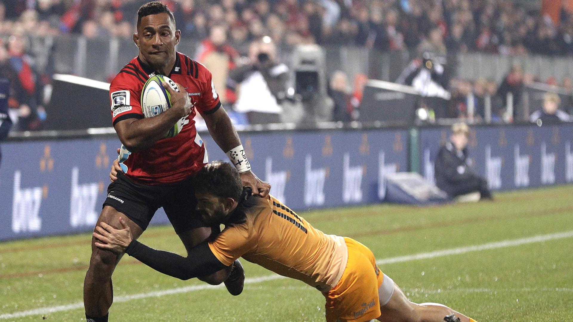 Ramiro Moyano taclea a Sevu Reece en los comienzos del partido entre Crusaders y Jaguares. (AP Photo/Mark Baker)