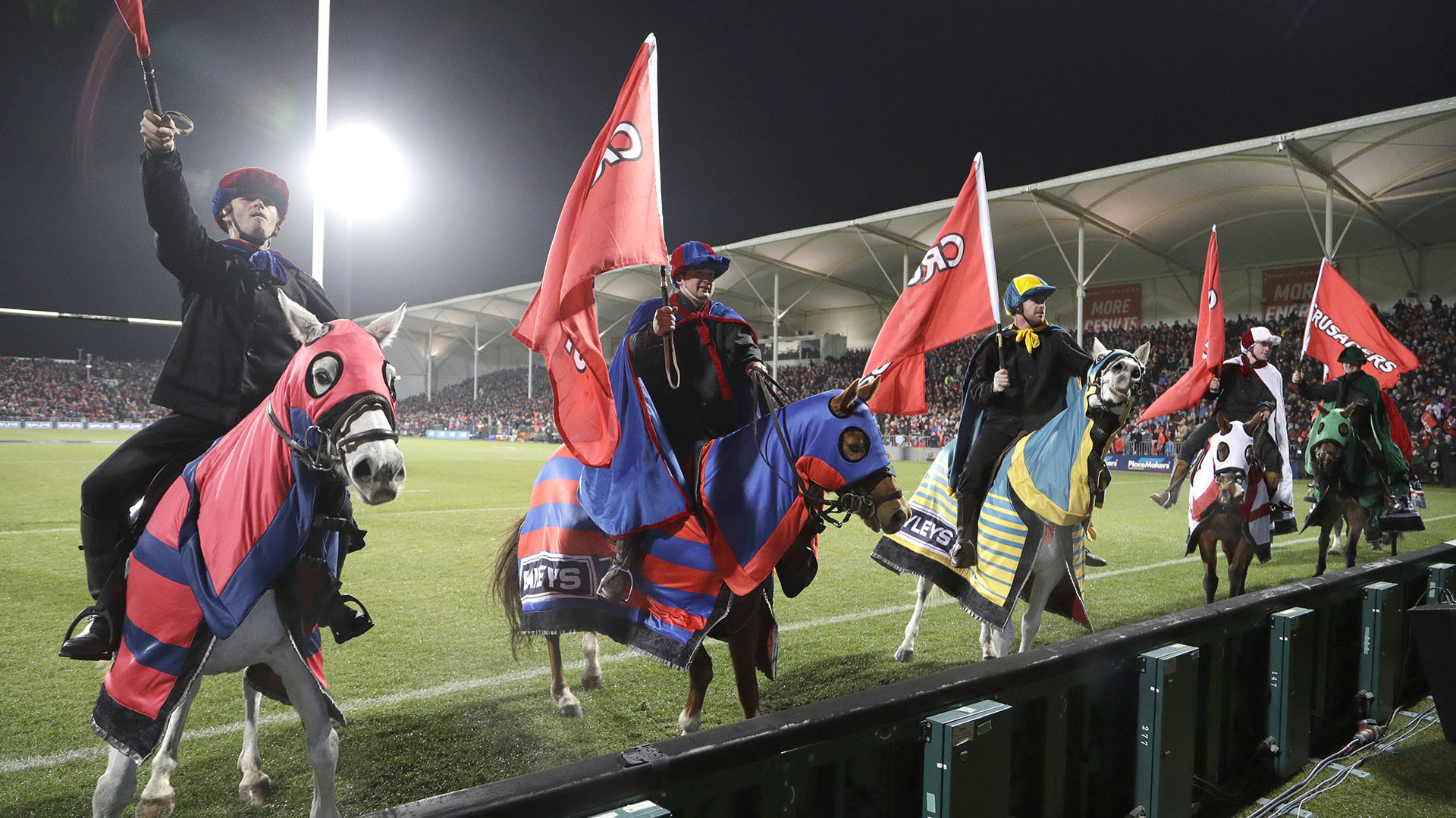 Los jinetes de Crusaders, en la previa de la final en Christchurch, saluda a las tribunas. (AP Photo/Mark Baker)