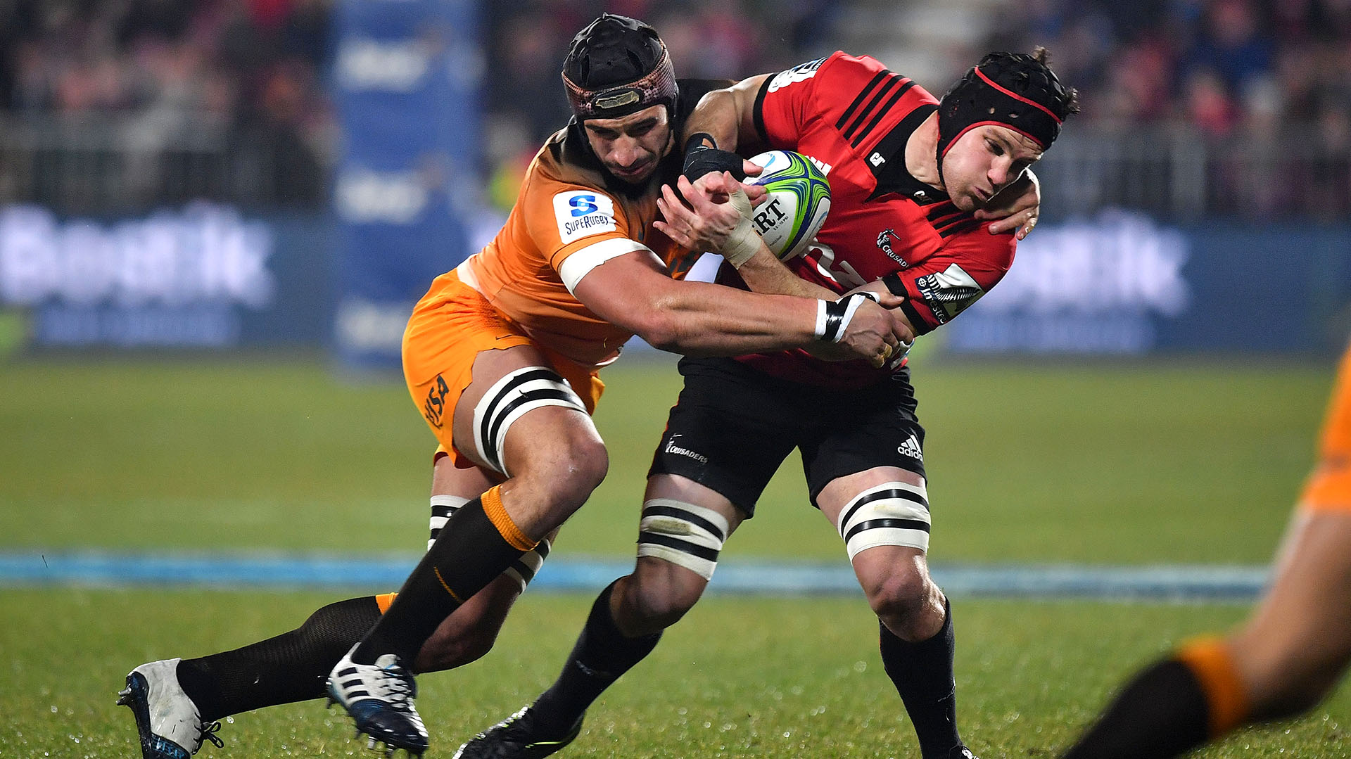 La fuerza de Tomas Lavanini para detener el avance de Crusaders. (Photo by Marty MELVILLE / AFP)