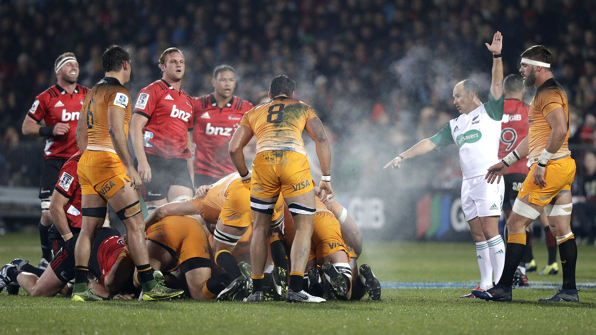 El árbitro sudafricano Jaco Peyper marca scrum para Jaguares en la primera etapa del partido. (AP Photo/Mark Baker)