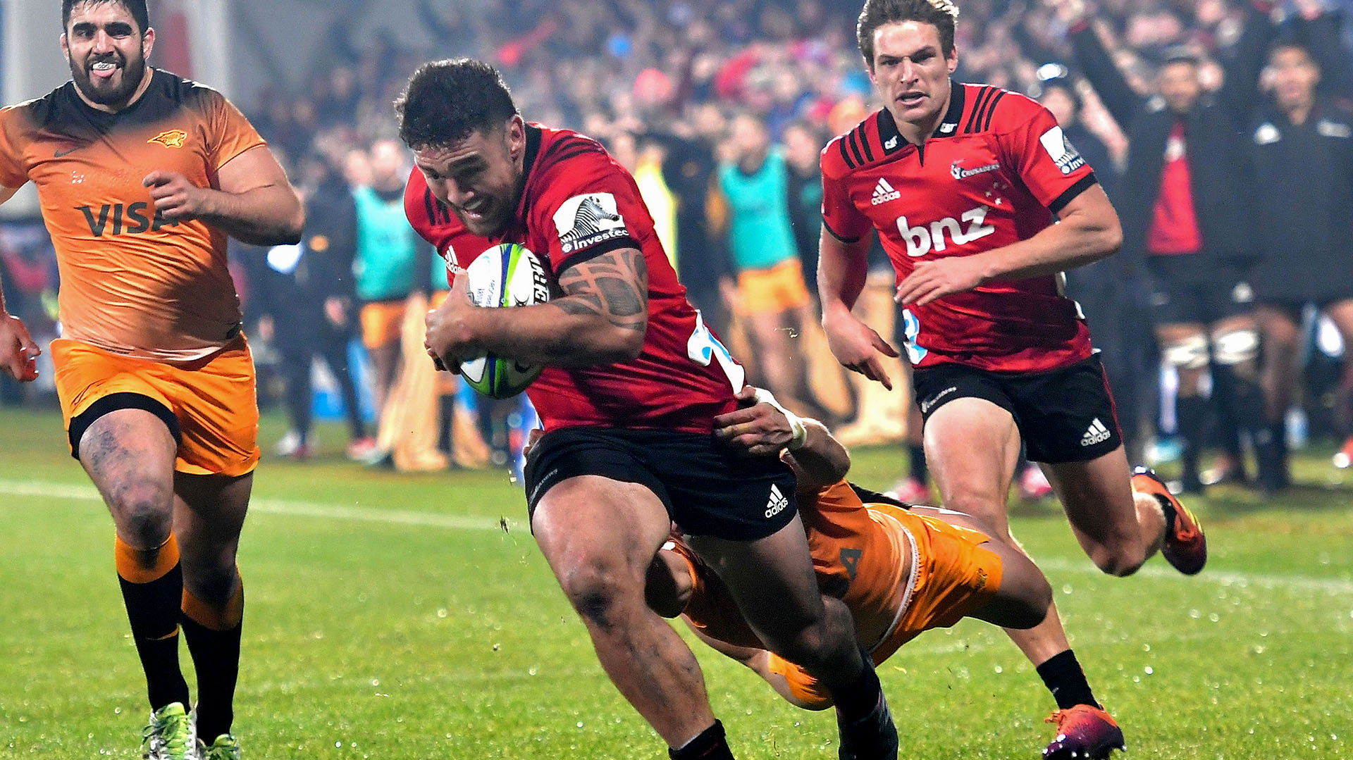 Codie Taylor, un tractor que escapa a Matias Orlando, en busca del primer try. (Photo by Marty MELVILLE / AFP)