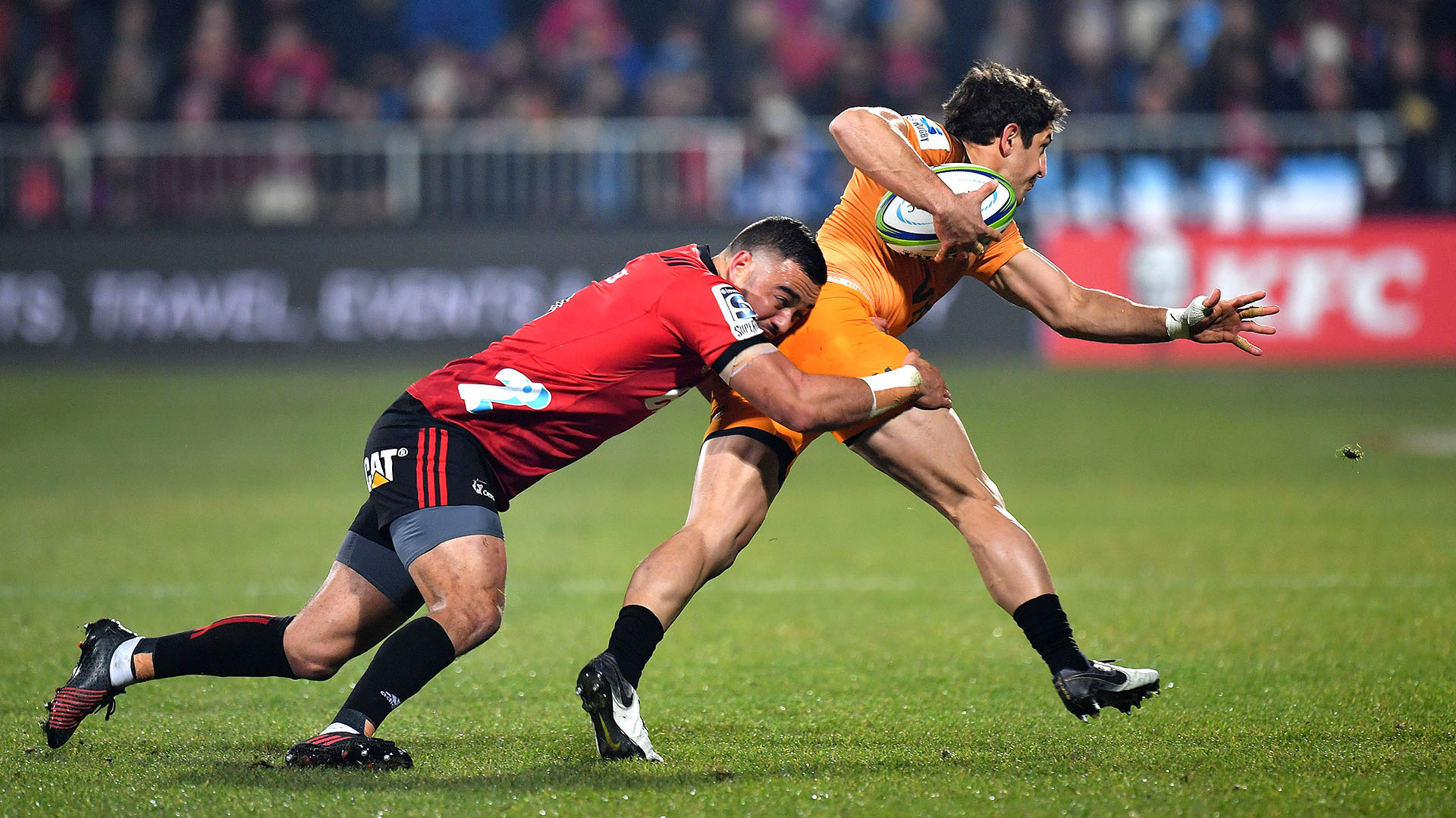 Tomas Cubelli intenta escapar a Bryn Hall al promediar la primera etapa. (Photo by Marty MELVILLE / AFP)