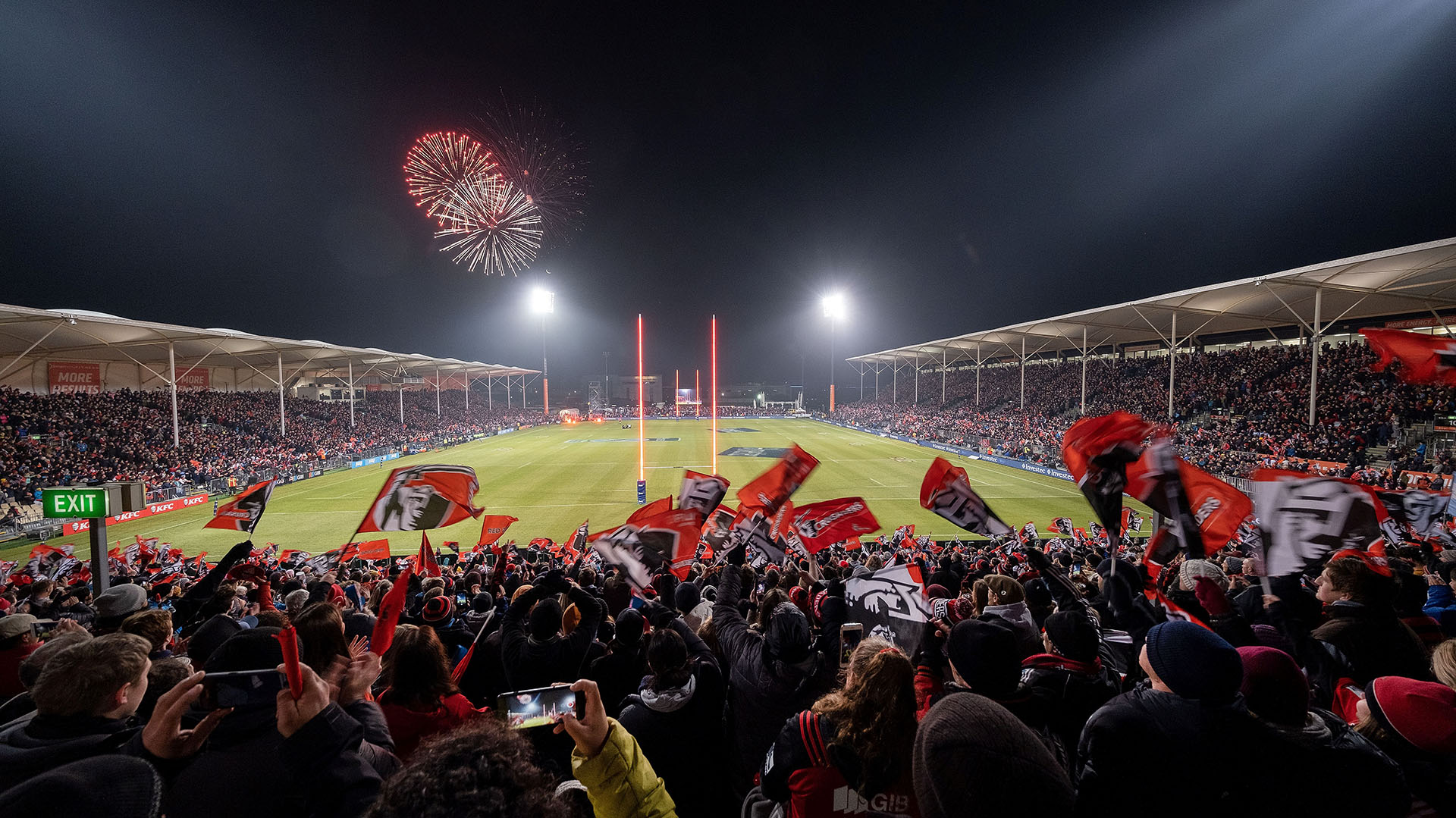 En el anochecer de Christchurch, todo el colorido de la final en las tribunas. (Photo by Marty MELVILLE / AFP)