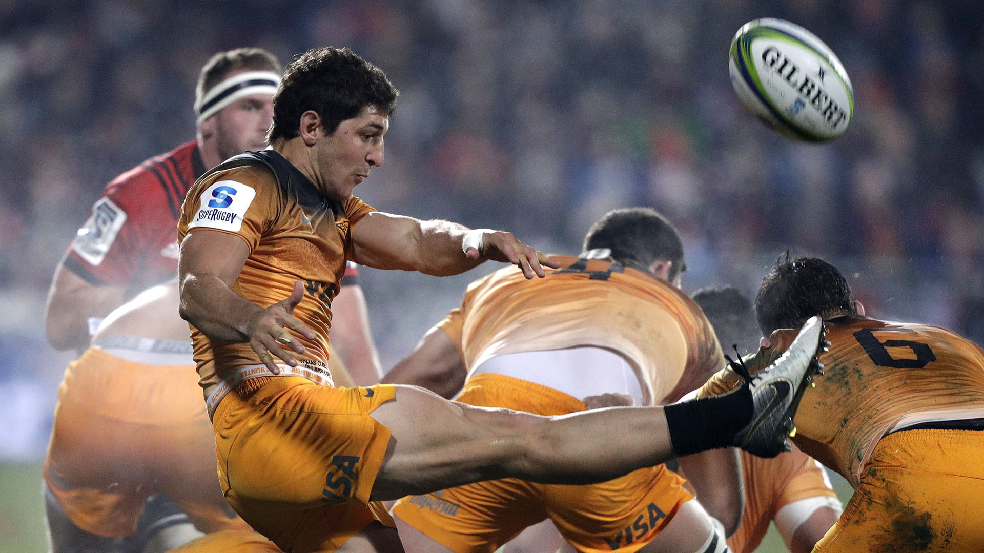 Tomas Cubelli patea sin marca en el transcurso del primer tiempo. (AP Photo/Mark Baker)