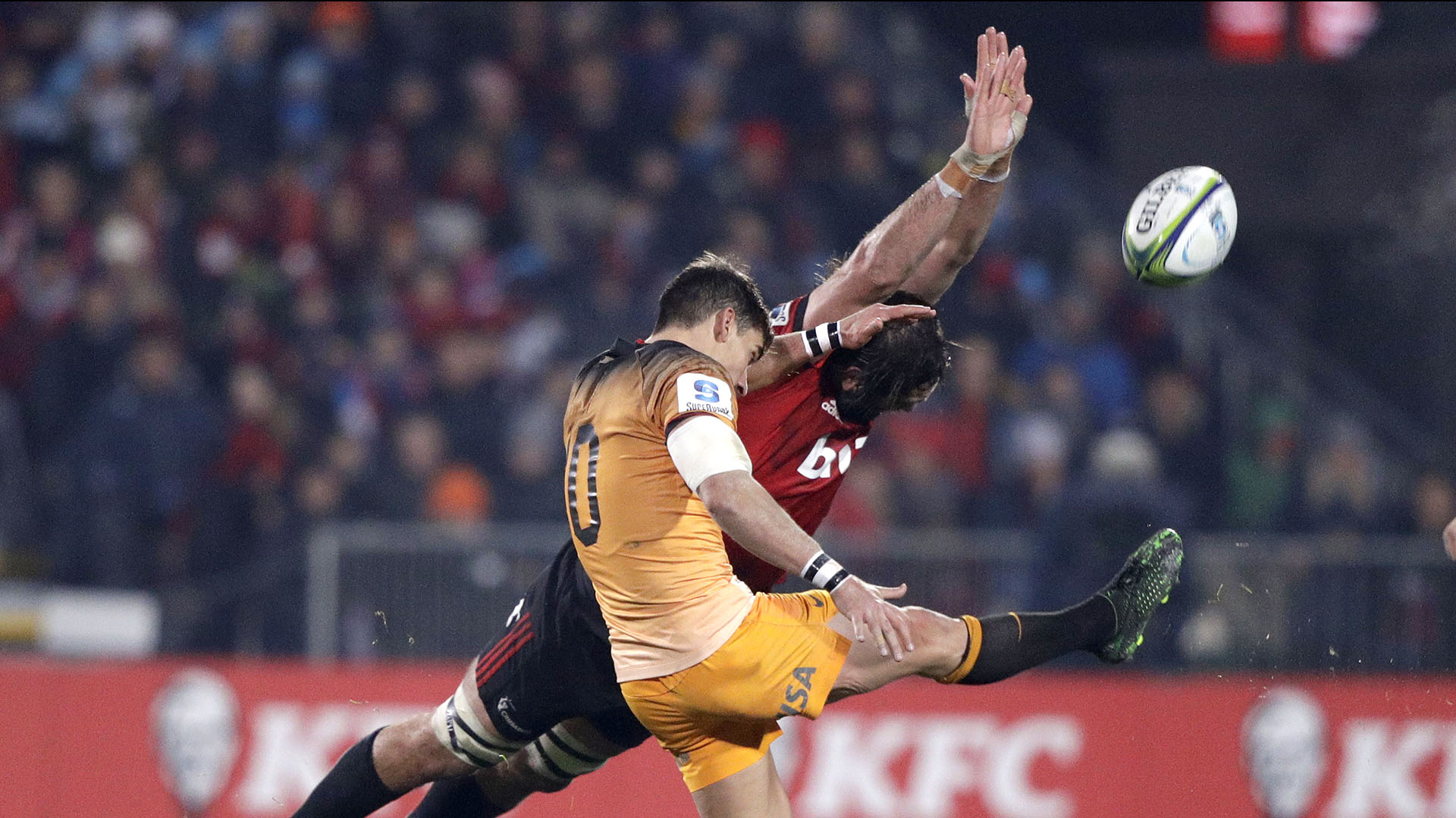 Samuel Whitelock busca tapar a Joaquin Díaz Bonilla sin lograr su objetivo. (AP Photo/Mark Baker)