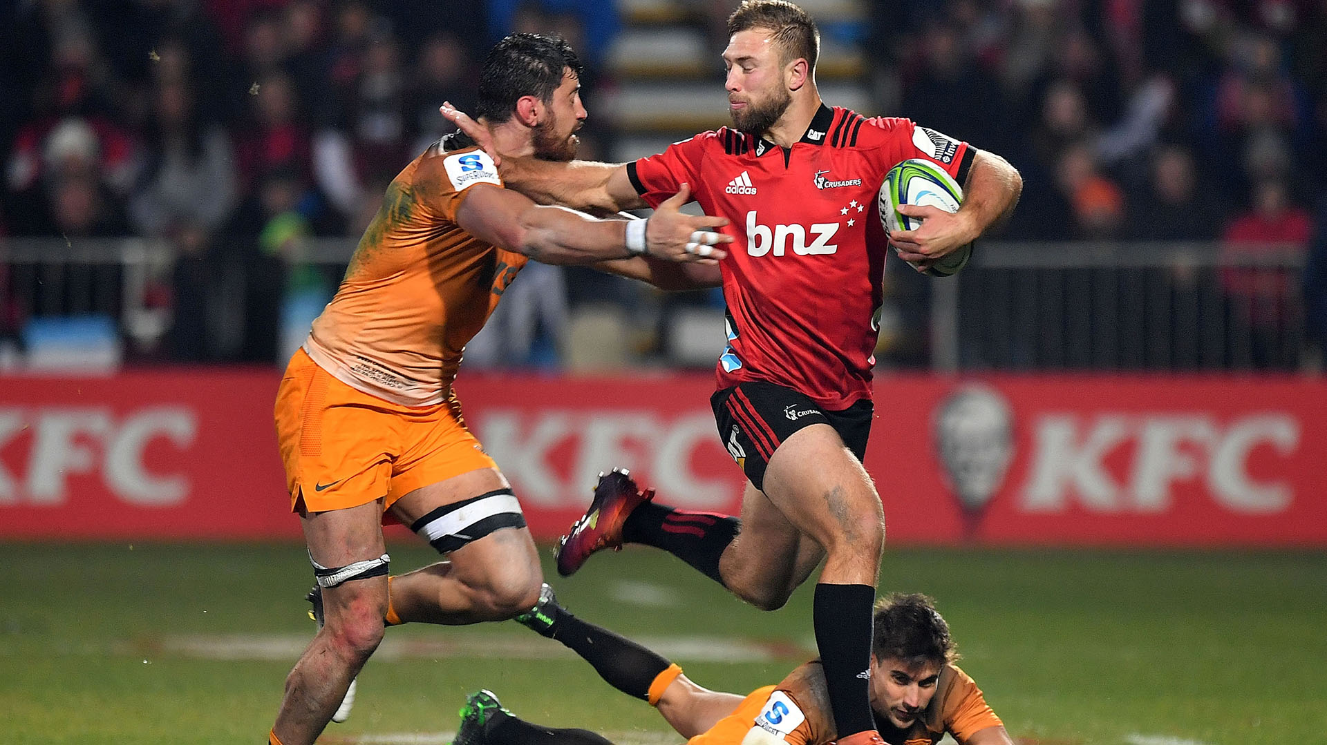 Braydon Ennor escapa a Javier Ortega Desio y Joaquin Diaz Bonilla mira desde el suelo. (Photo by Marty MELVILLE / AFP)