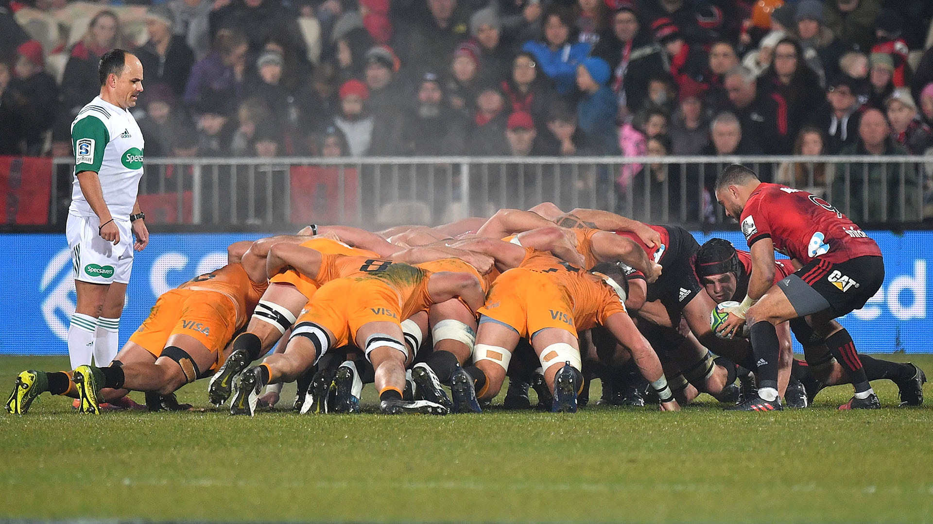 Bryn Hall toma la pelota durante un scrum del primer tiempo. (Photo by Marty MELVILLE / AFP)