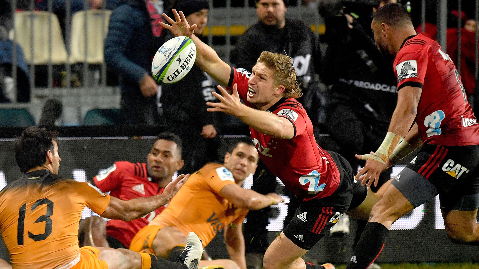 Jack Goodhue va por el balón durante la final entre Jaguares y Crusaders. (Photo by Marty MELVILLE / AFP)