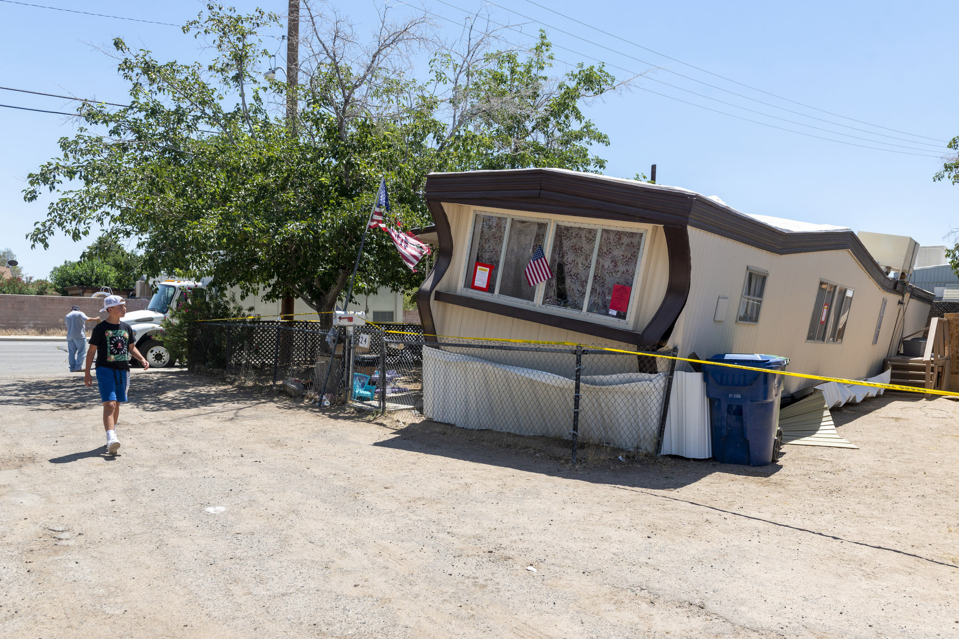 Un niño camina junto a una vivienda móvil afectada por un terremoto en Ridgecrest, California, el viernes 5 de julio de 2019. (James Quigg/The Daily Press vía AP)
