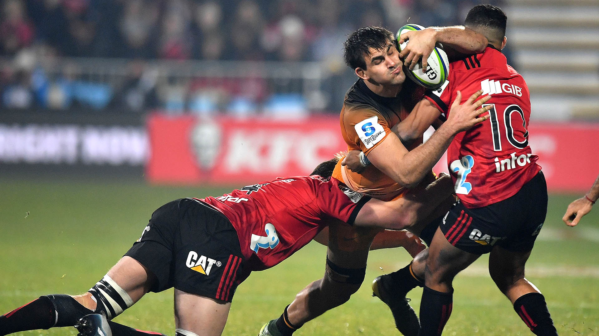 Pablo Matera tacleado por Mitchell Dunshea y Richie Mo’unga. El argentino fue el elegido el jugador de la final entre Crusaders y Jaguares. (Photo by Marty MELVILLE / AFP)