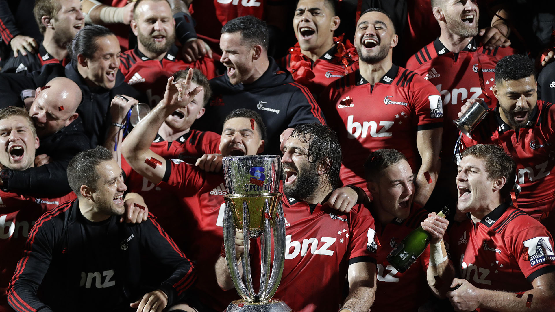 Los jugadores de Cruzaders levantan la copa tras haber derrotado por 19 a 3 a Jaguares. (AP Photo/Mark Baker)