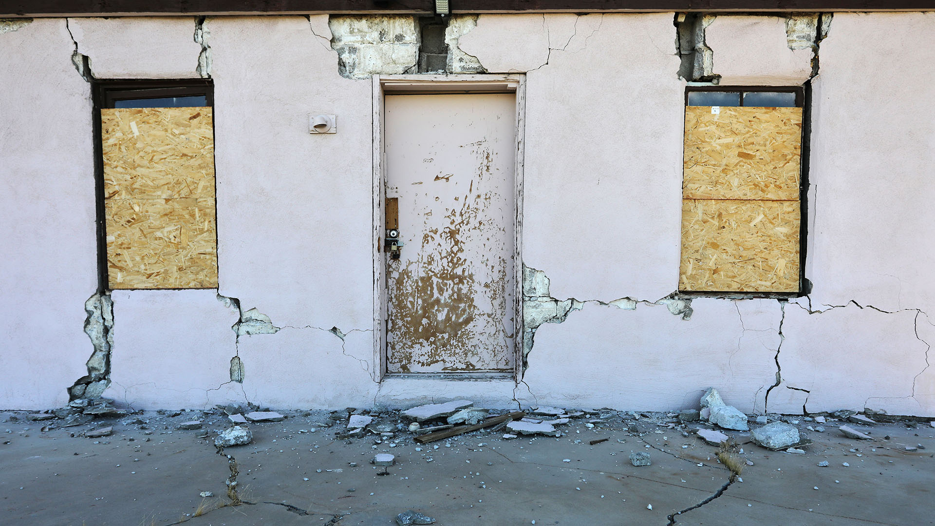 La sismóloga Lucy Jones, una eminencia en la materia en el sur de California, explicó en su cuenta de Twitter que ambos terremotos ocurrieron en la misma falla y “son parte de la misma secuencia” (REUTERS/David McNew)