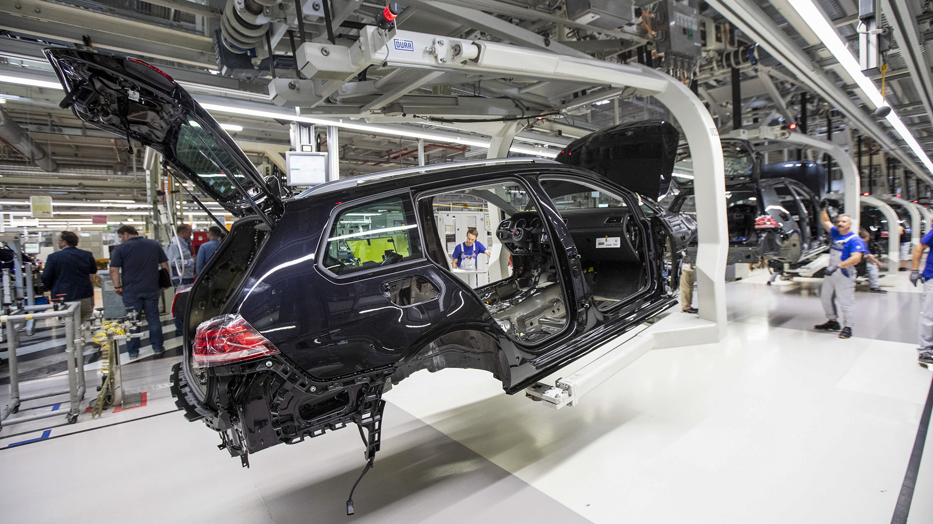 Una carrocería se mueve a lo largo de la línea de producción en la fábrica de automóviles de Volkswagen AG en Zwickau, Alemania (Alex Kraus/Bloomberg)