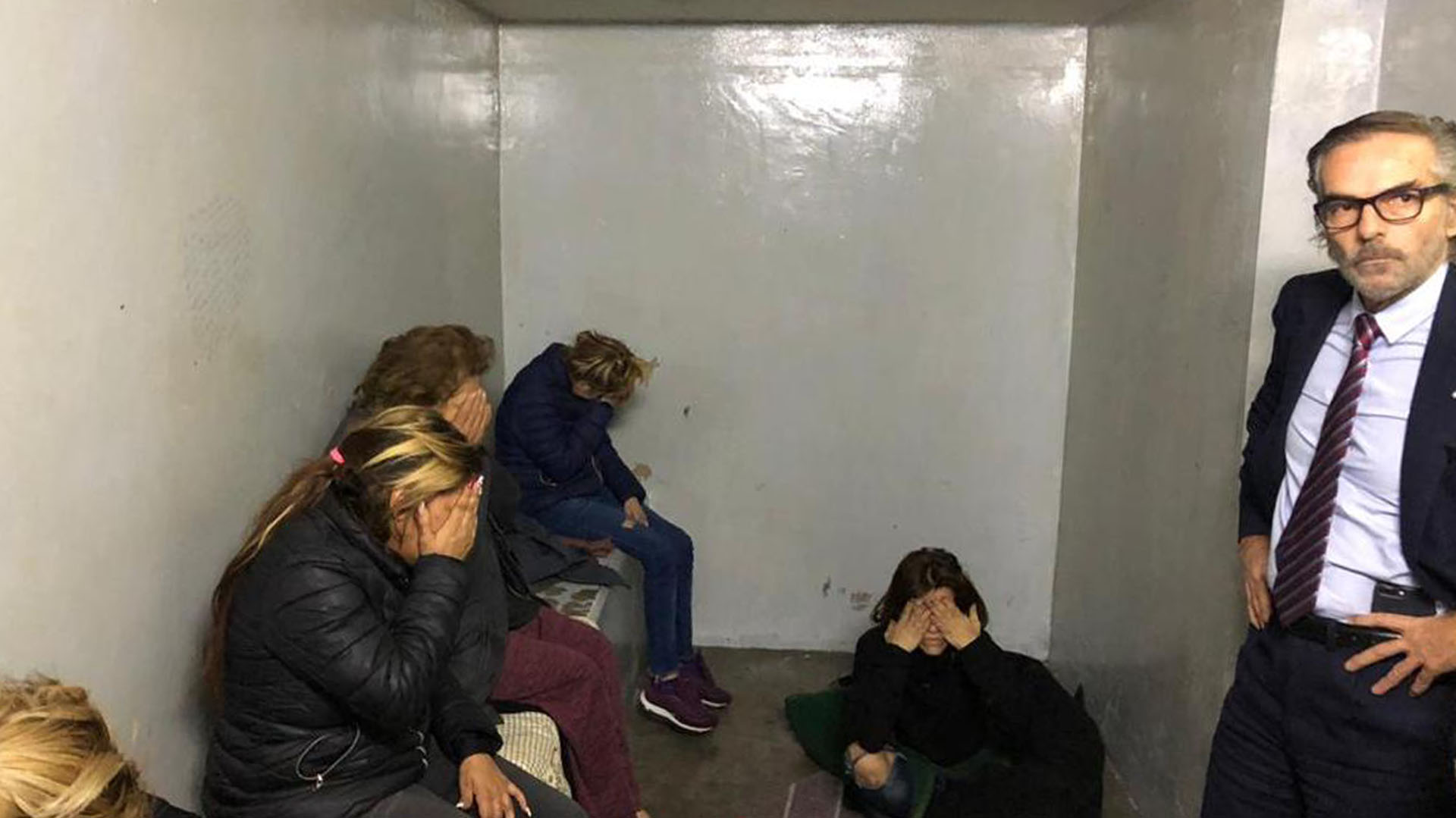El juez Hornos junto a las mujeres hacinadas en la alcaidía de Comodoro Py
