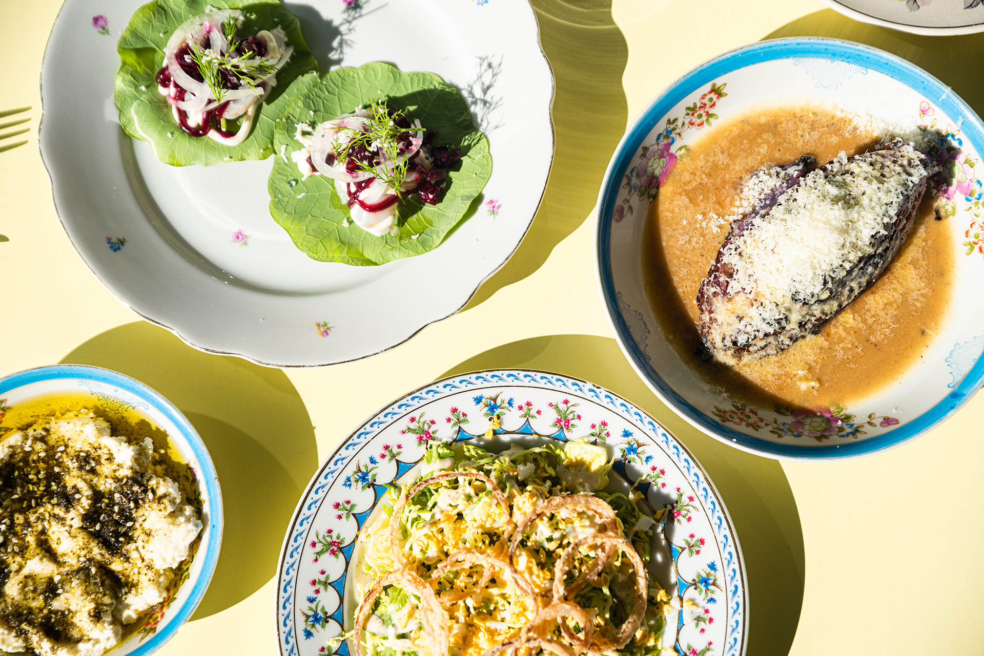 El formato se asemeja a la nueva moda de comida asiática oriental, que plantea la dinámica de las comidas como en un banquete de platos compartidos