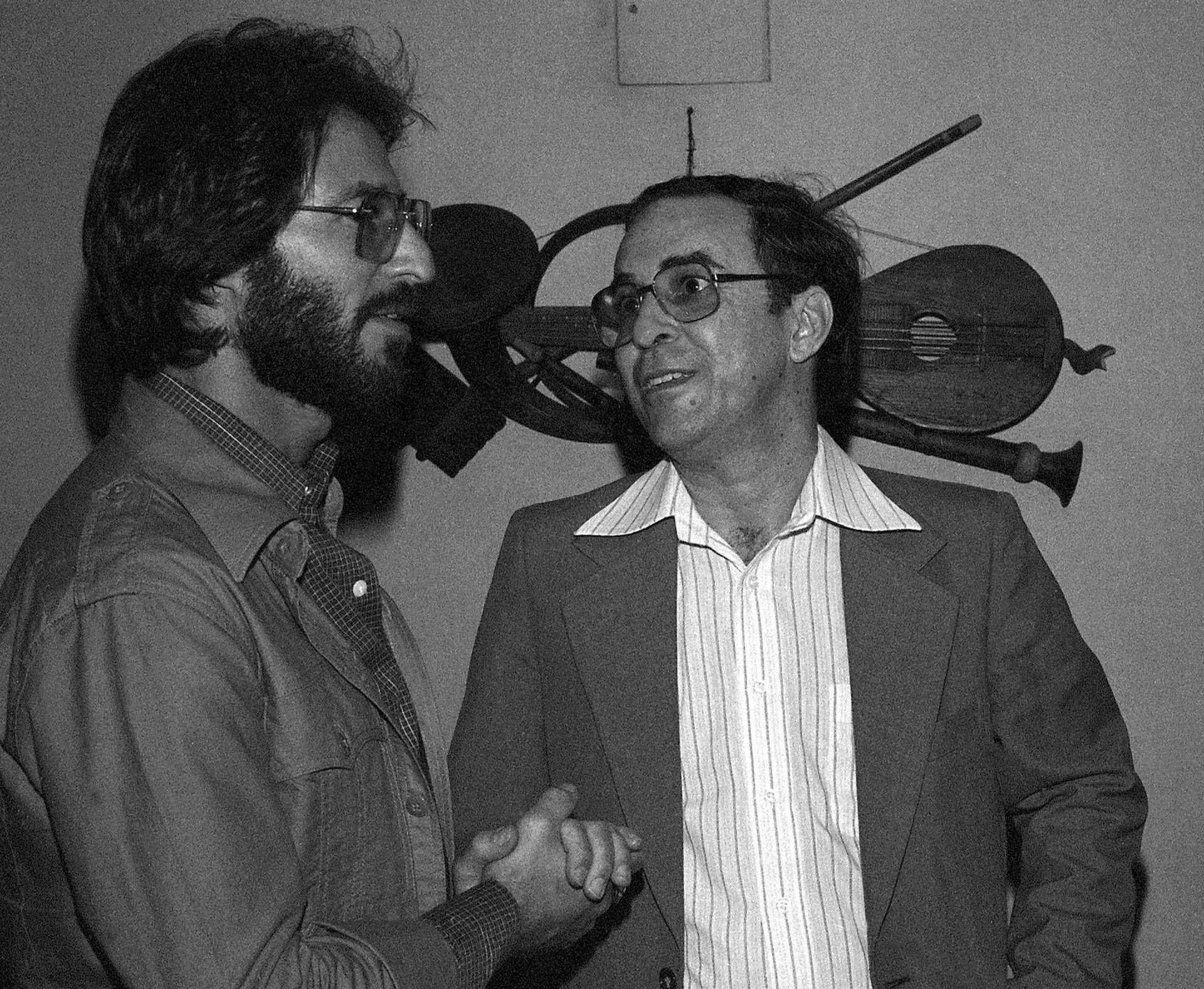 Joao Gilberto, a la derecha, conversa con un fan en el Festival de Jazz de Newport en el Carnegie Hall de Nueva York (Foto: AP)