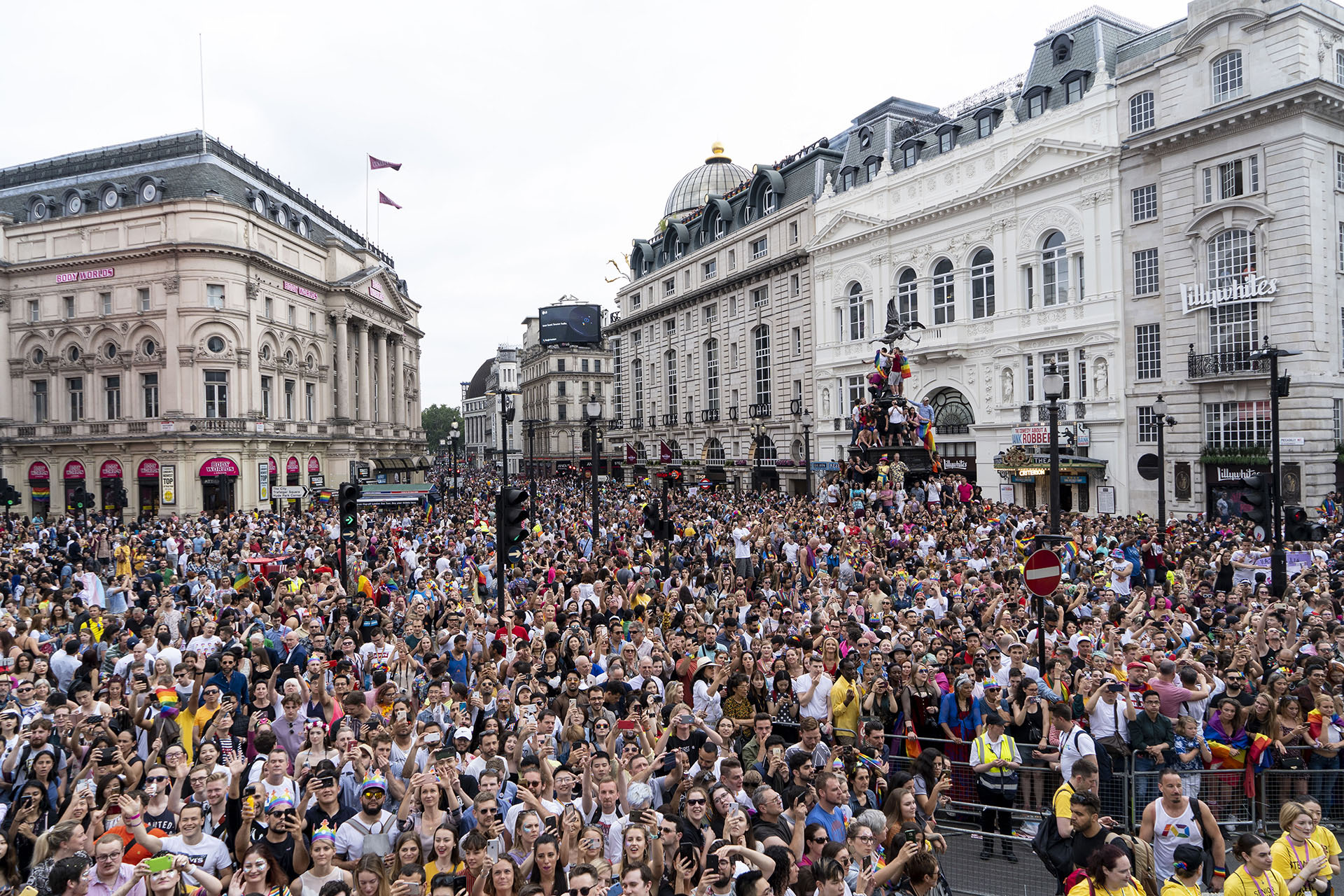 Un miembro de la comunidad de lesbianas, gays, bisexuales y transexuales (LGBT) posa para una fotografía en el Desfile del Orgullo anual en Londres el 6 de julio de 2019.