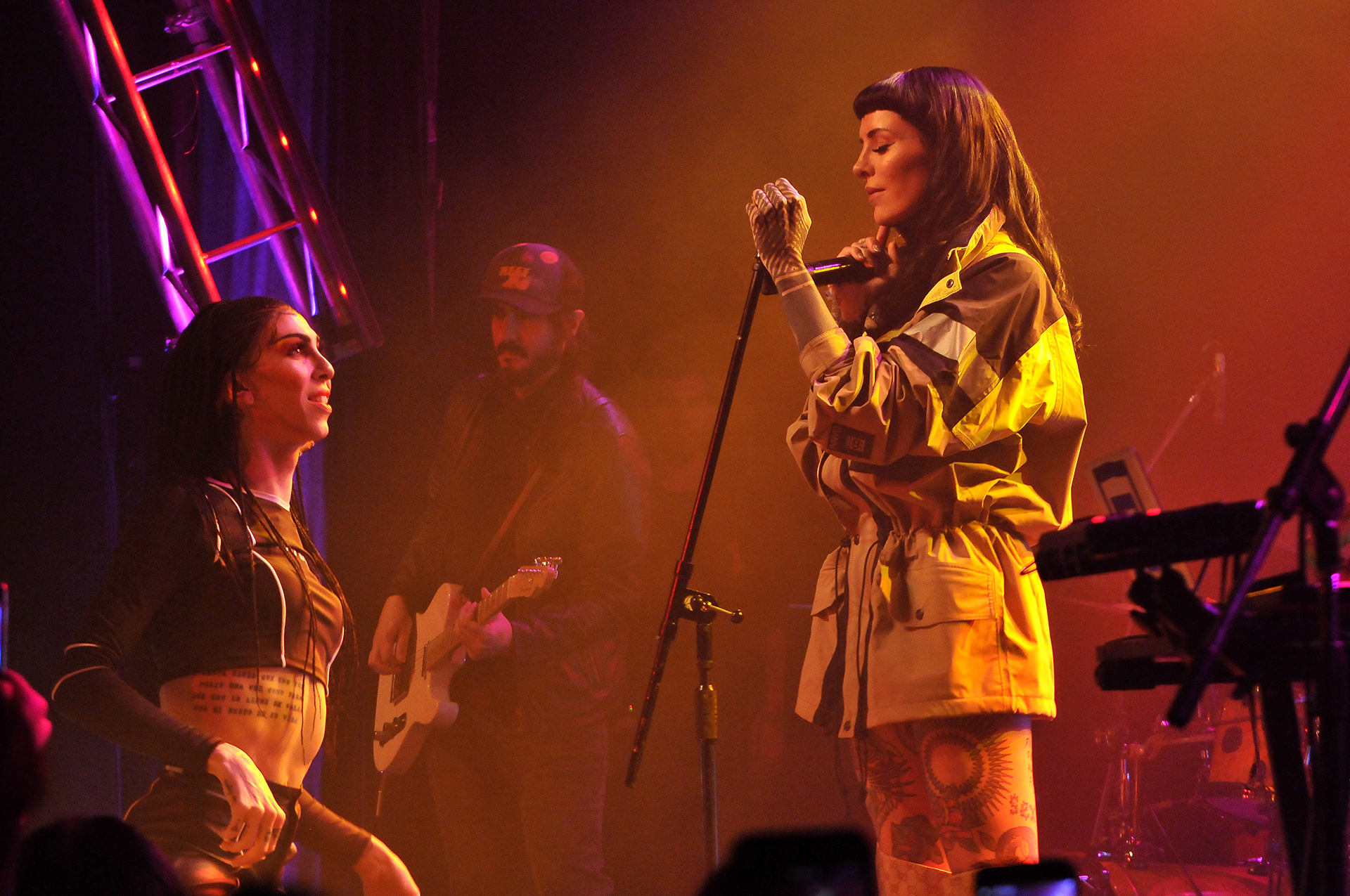 En septiembre de 2018, Cande Tinelli lanzó su primera canción “Yo”, para luego lanzar “Aire y veneno”
