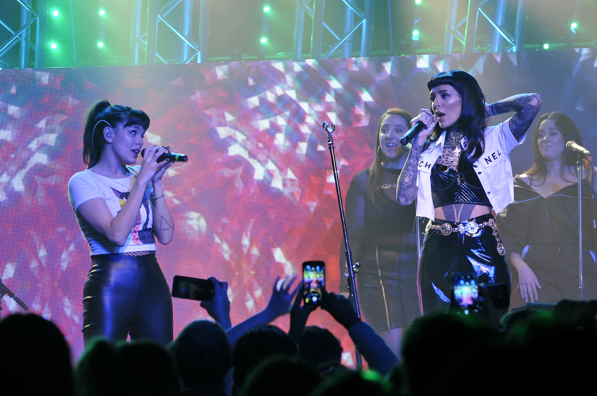 Cande Tinelli junto a Natalie Pérez en el escenario de La Trastienda