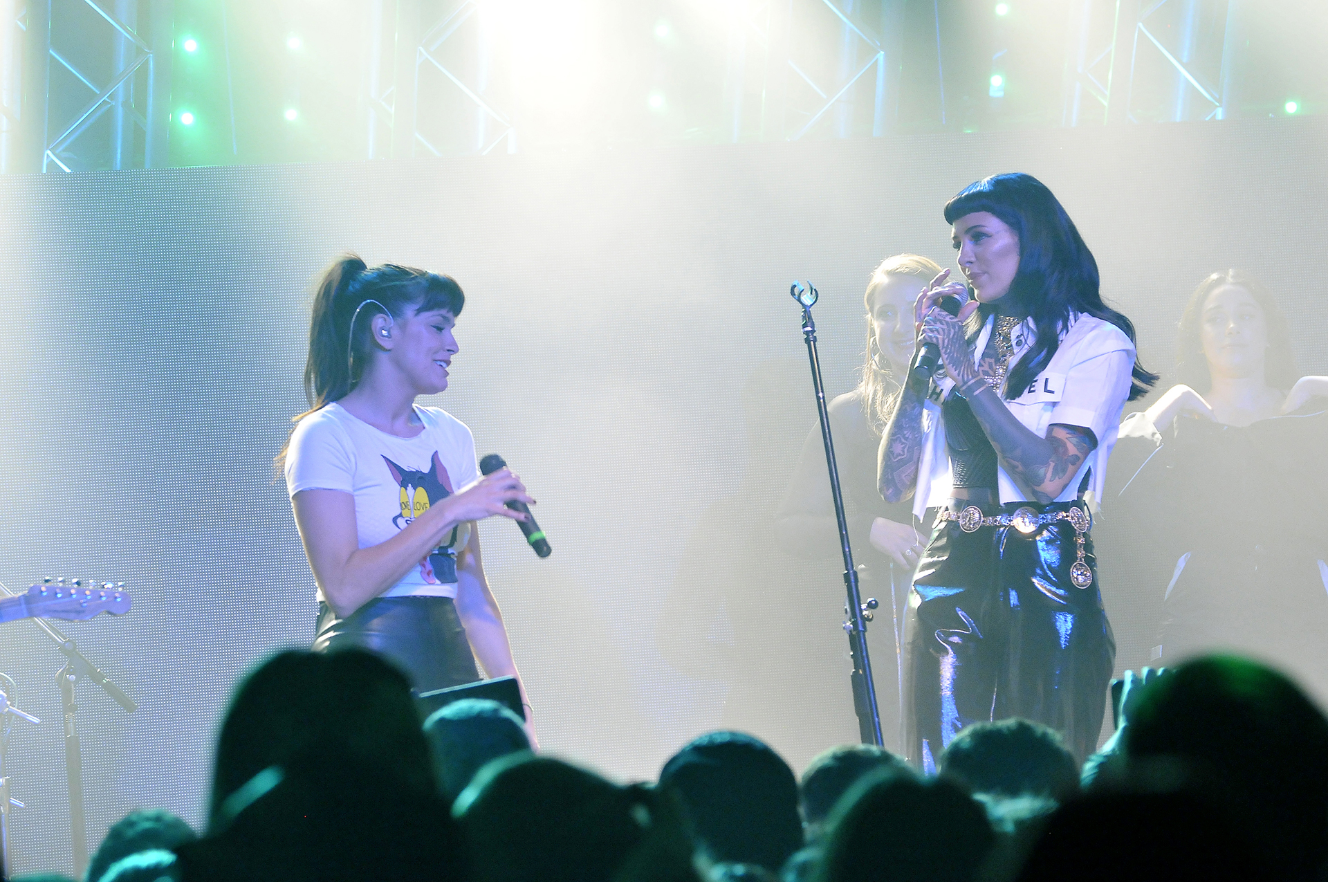Cande Tinelli junto a Natalie Pérez en el escenario de La Trastienda