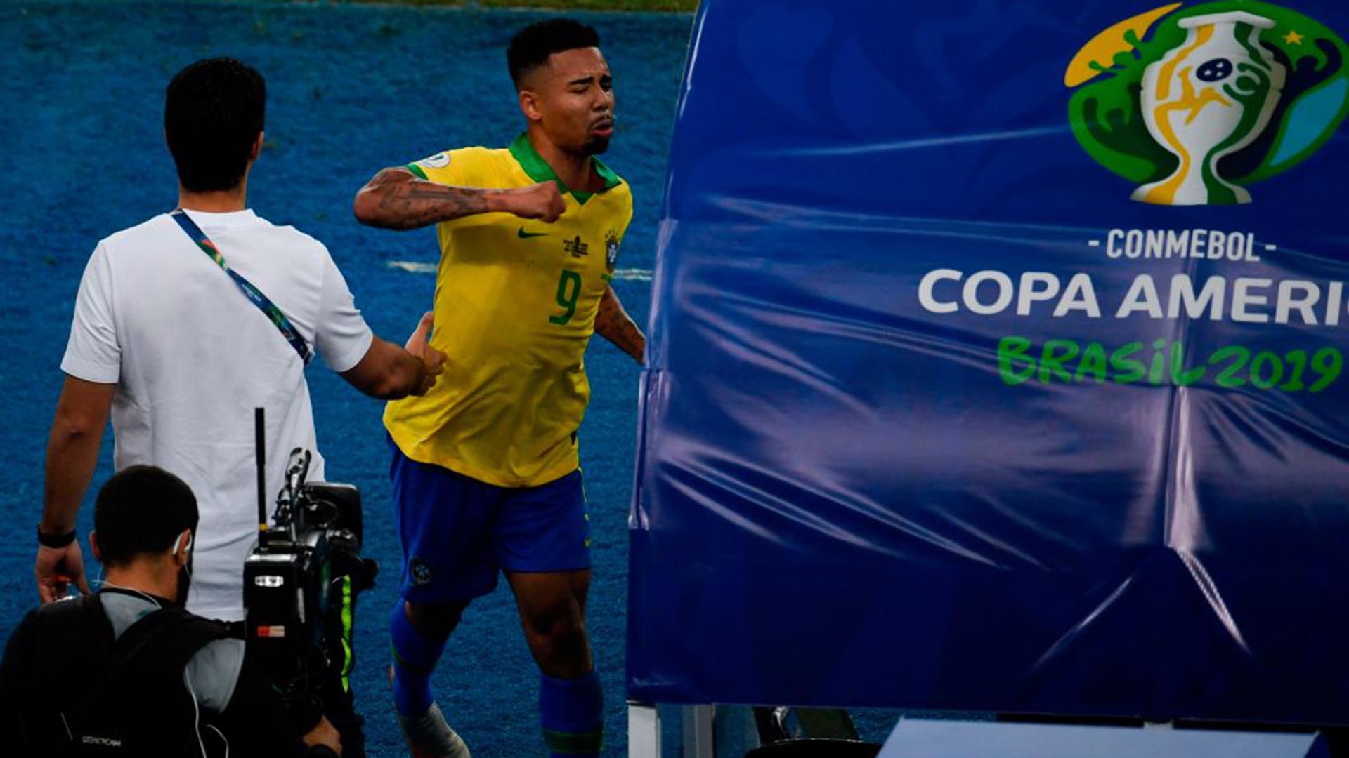 El enojo del delantero brasileño luego de ver la tarjeta roja por doble amonestación