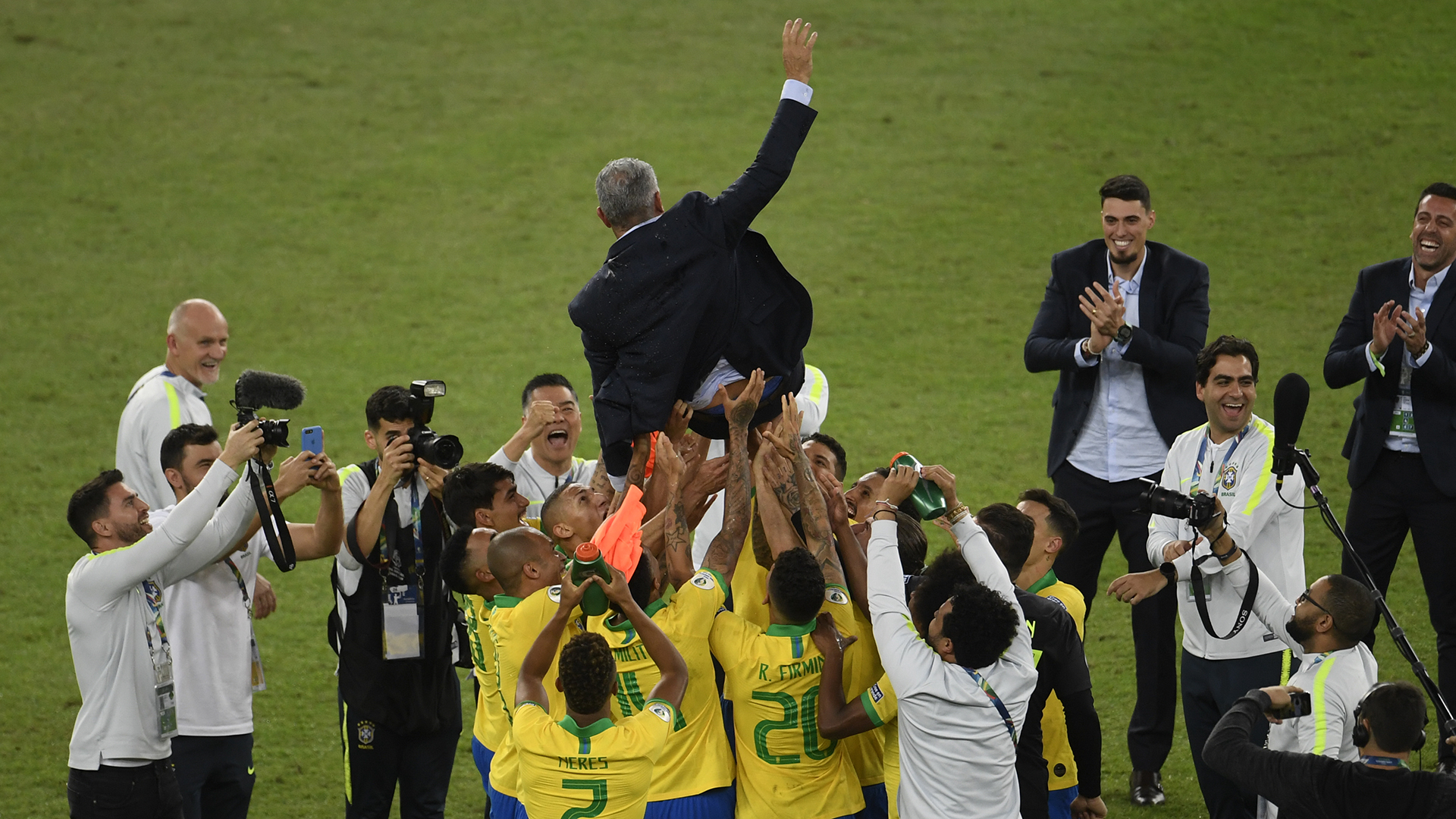 Los jugadores levantan por el aire a su entrenador, Tité (AFP)