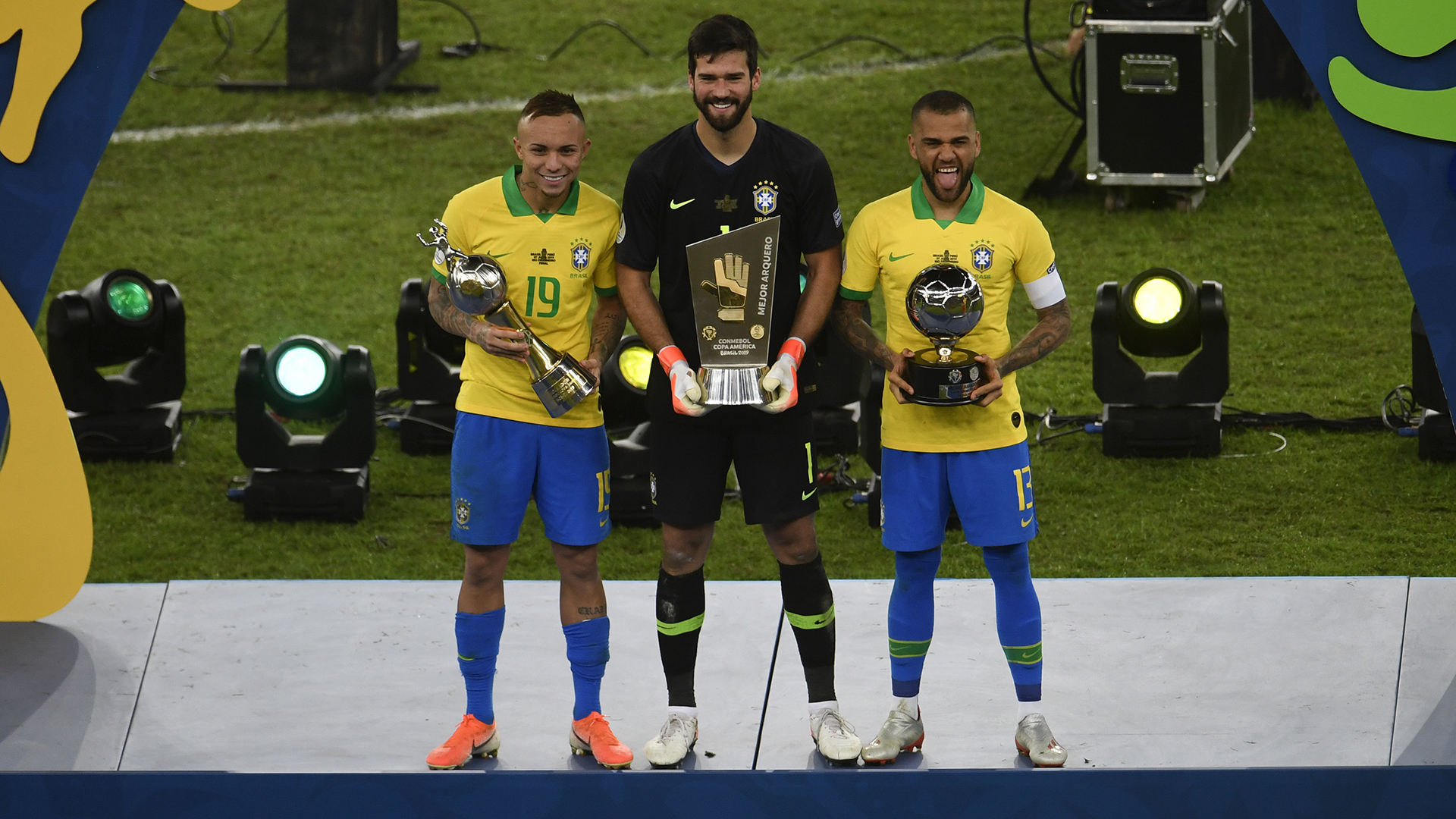 Everton se quedó con el Botín de Oro al goleador, Allison con el premio al mejor arquero y Dani Alves con el Balón de Oro al mejor jugadorAFP)