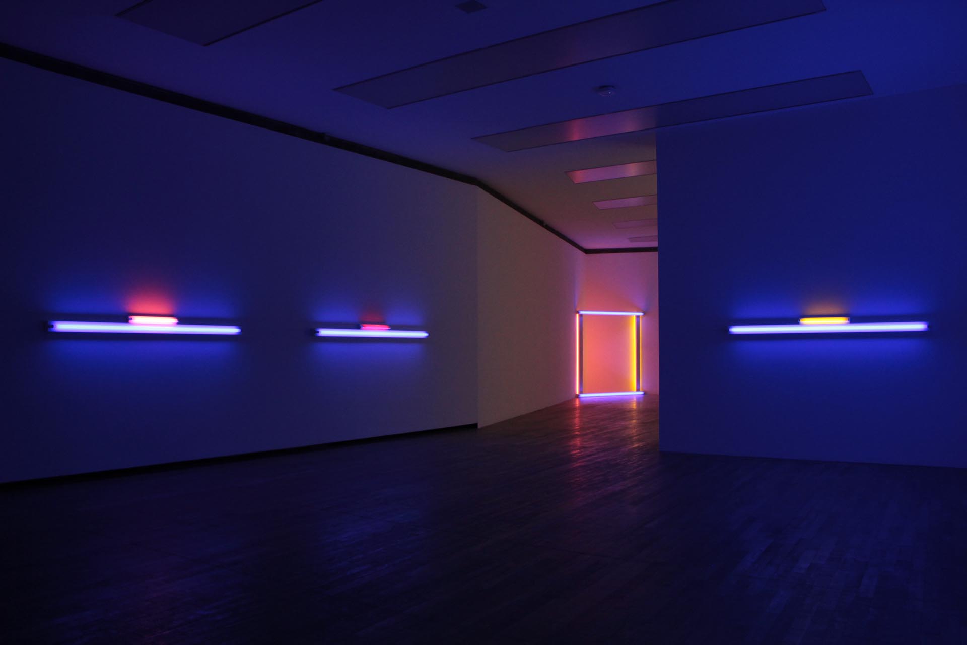 En la sala 4 se presenta la obra fluorescente de Dan Flavin