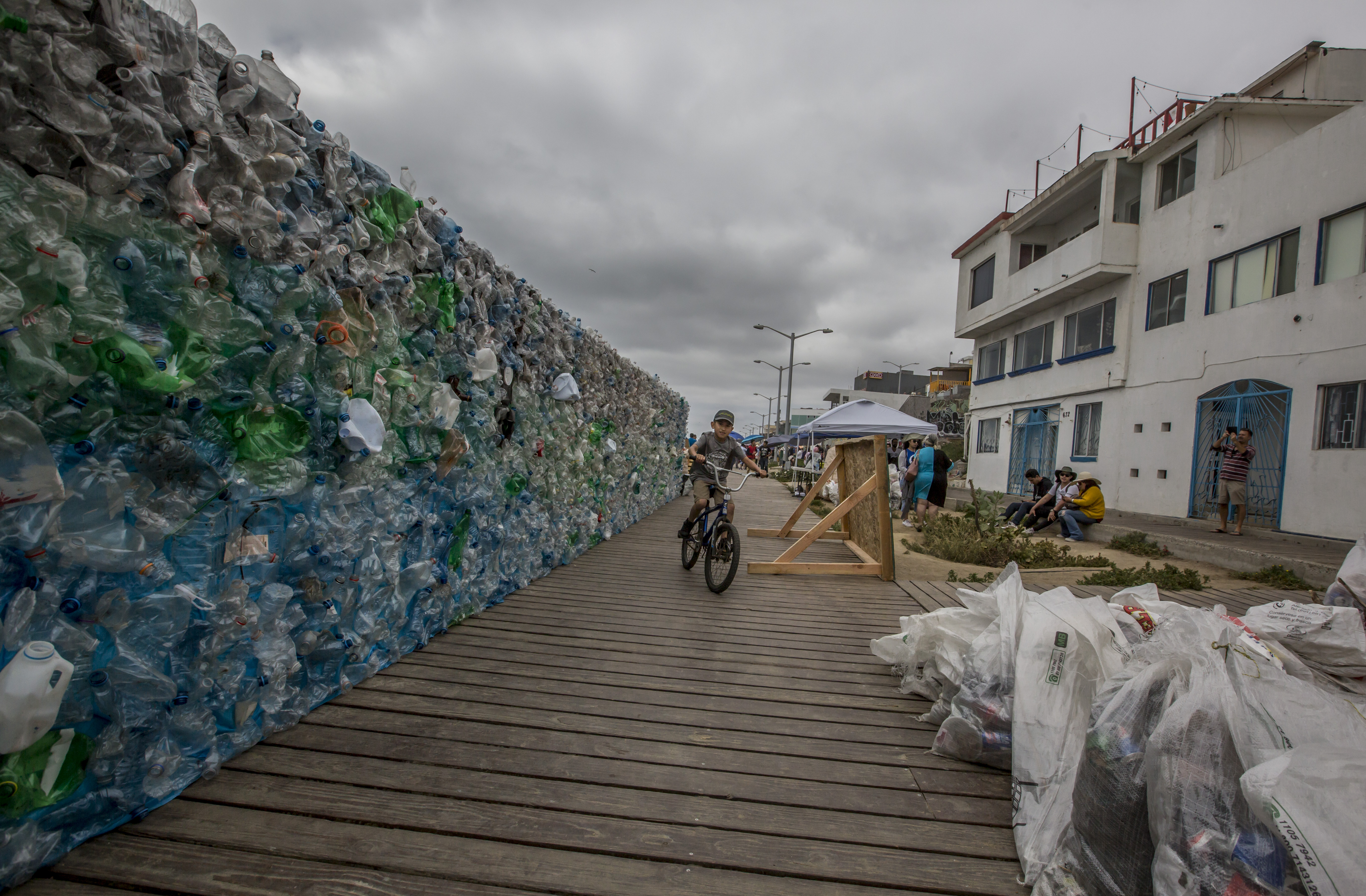 La obra está compuesta por basura recolectada a lo largo del malecón y en distintos puntos de la ciudad fronteriza. (FOTO: OMAR MARTÍNEZ /CUARTOSCURO)
