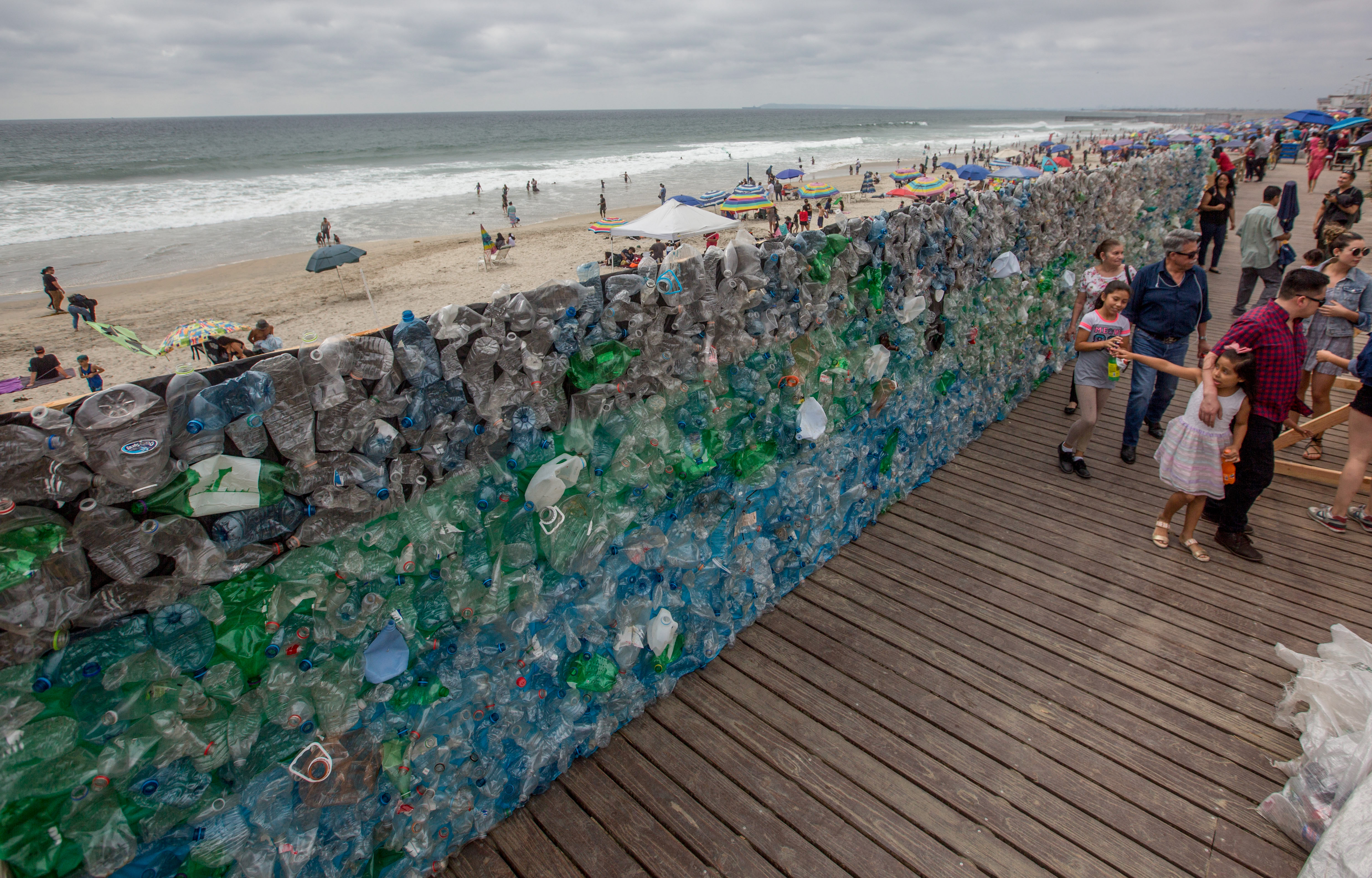 Colectivos ecologistas construyeron un muro de basura en Playas de Tijuana (FOTO: OMAR MARTÍNEZ /CUARTOSCURO)