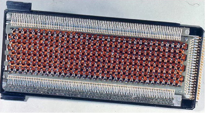 La Core rope memory, una forma de memoria de solo lectura (ROM) que fue utilizada en la computadora AGC, dseñada por el MIT.
