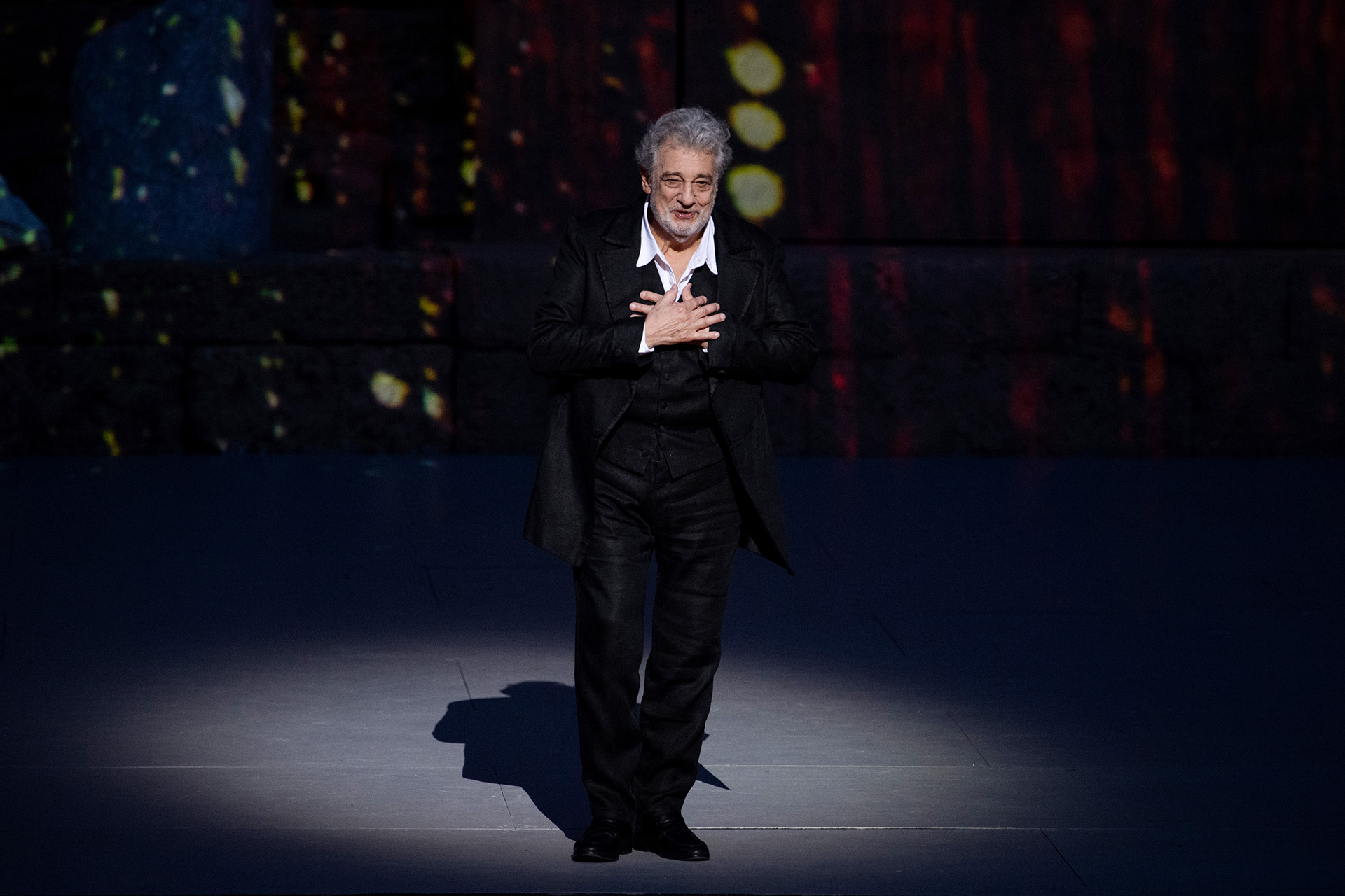 Plácido Domingo es el cantante de ópera español Plácido Domingo, de 78 años, actúa en el escenario durante el ensayo general de “Noche española” en la 150a Choregie en Orange el 5 de julio de 2019 (Foto de Christophe SIMON / AFP)