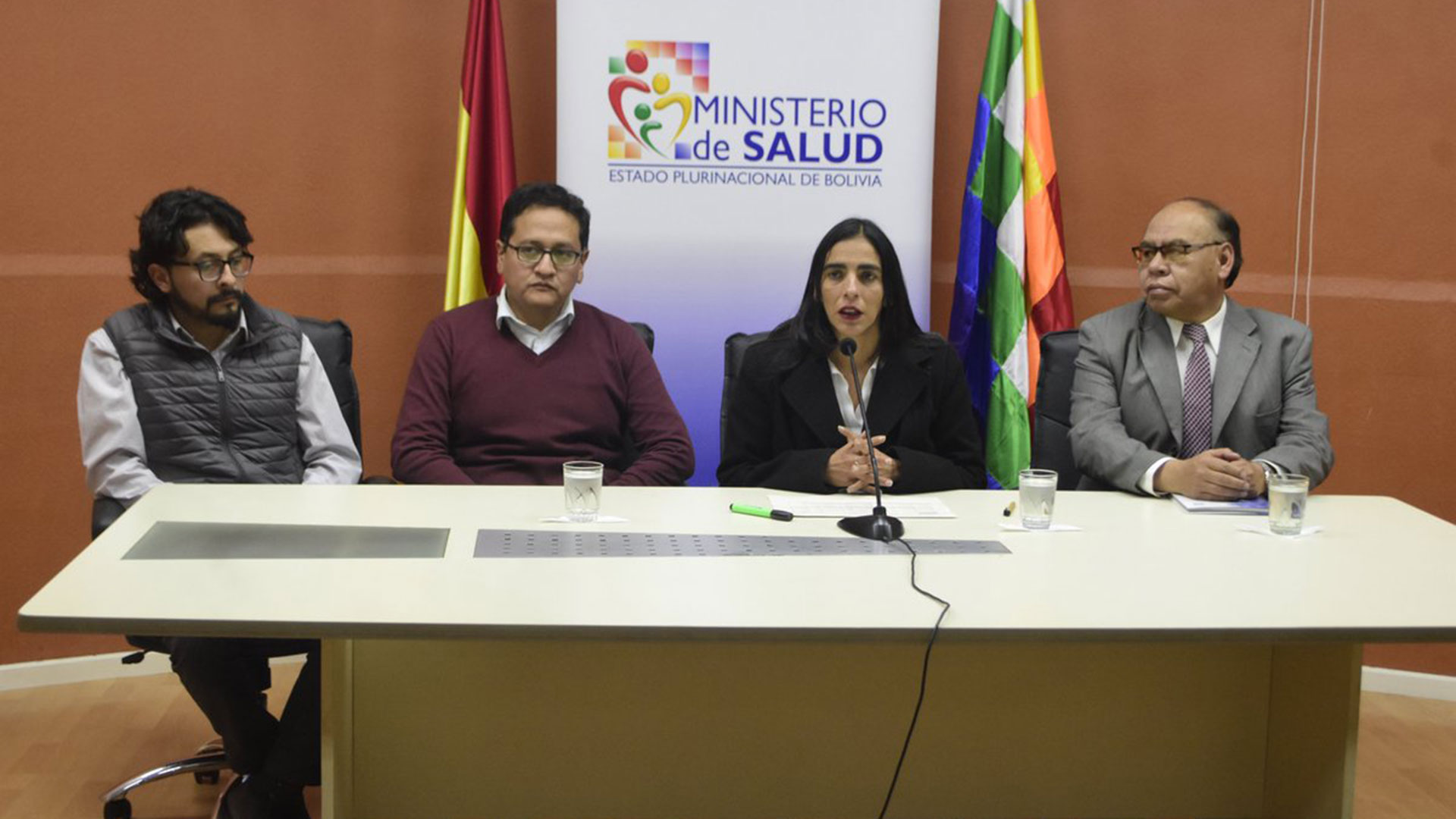 Las autoridades de Salud de Bolivia no declararon el estado de emergencia sanitaria y por eso fueron criticados. Recibieron la visita de expertos infectólogos del CDC de Estados Unidos y de Brasil para estudiar en detalle lo sucedido