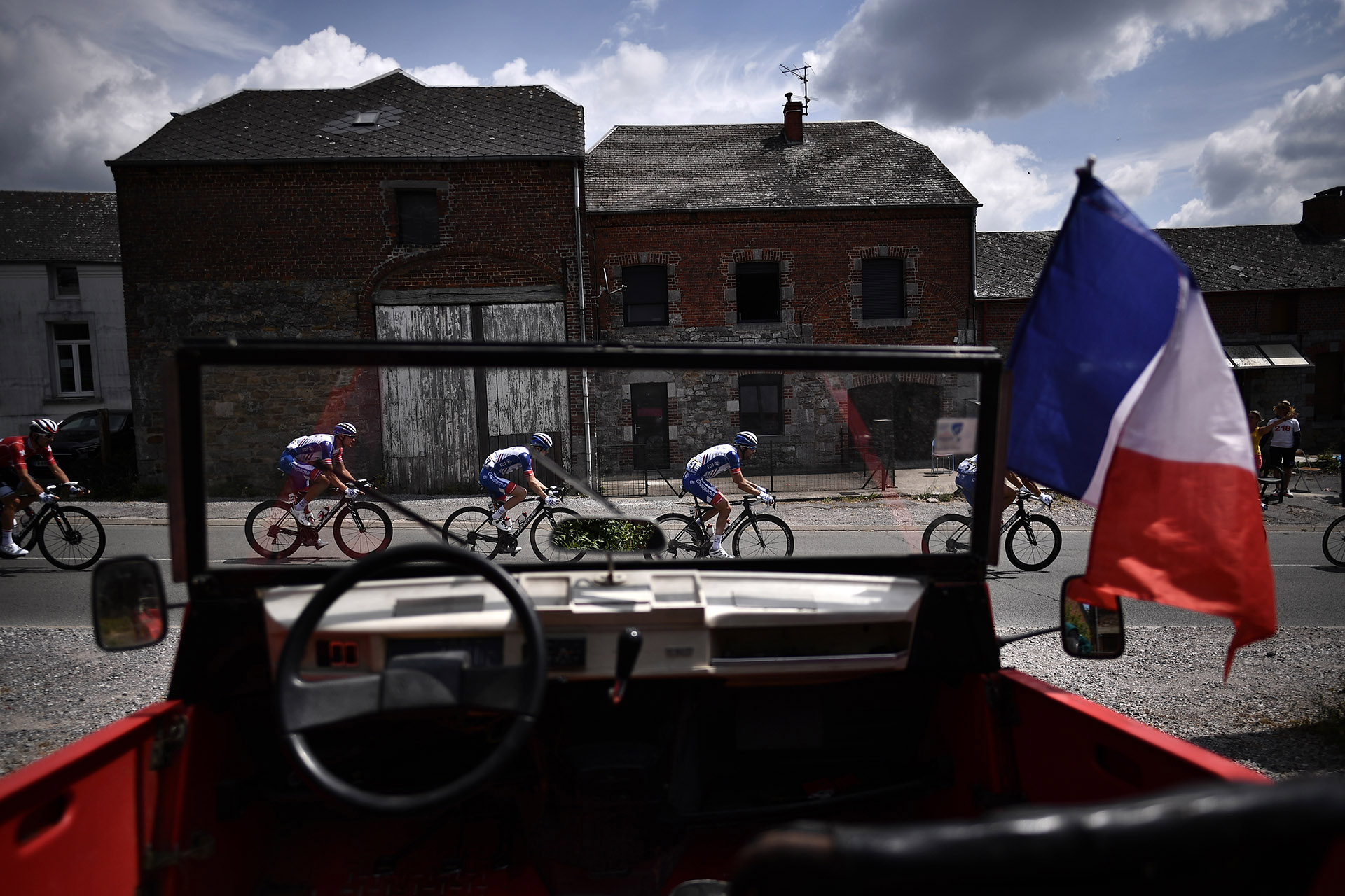 Eel francés Julian Alaphilippe (Deceuninck Quick Step) sorprendió con un ataque en los últimos 16 kilómetros que le permitió ganar la tercera etapa y enfundarse el maillot amarillo
