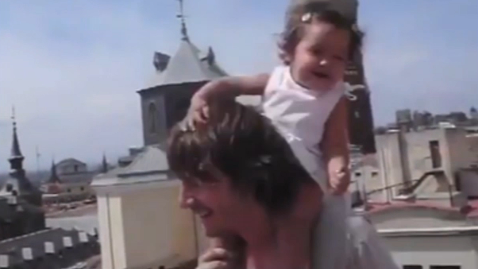 Blanquita “a caballito” de su papá