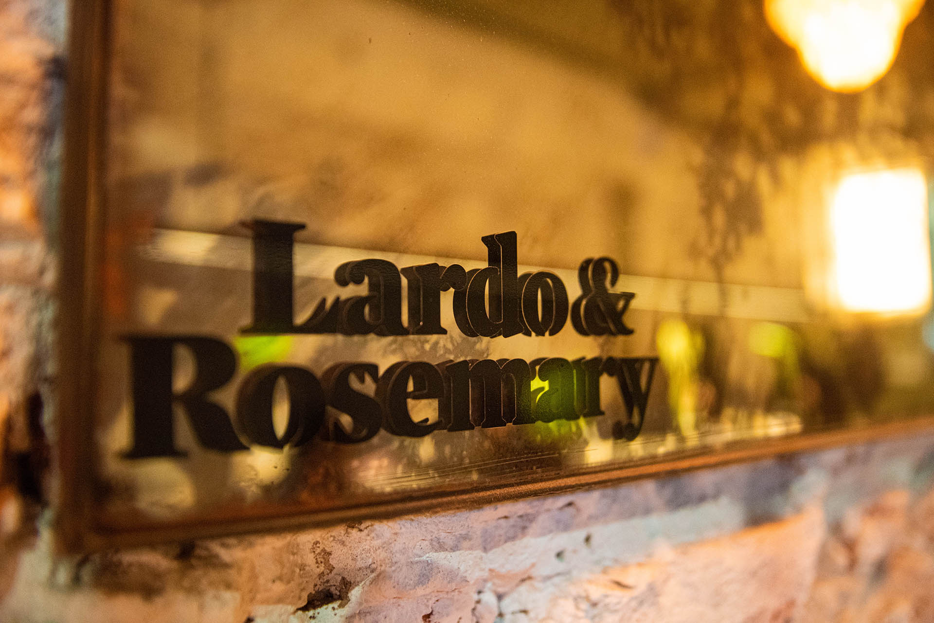 En el restaurante no hay servicio a la mesa, los comensales tienen que agarrar sus propios cubiertos y hay una larga mesa compartida y dos barras que ocupan todo el local, no hay mesas individuales