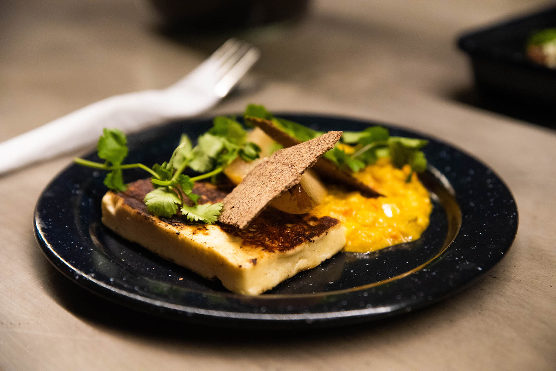 La carta sorprende con propuestas como el patacón, una comida típica de Centroamérica, tacos mexicanos y arepas colombianas