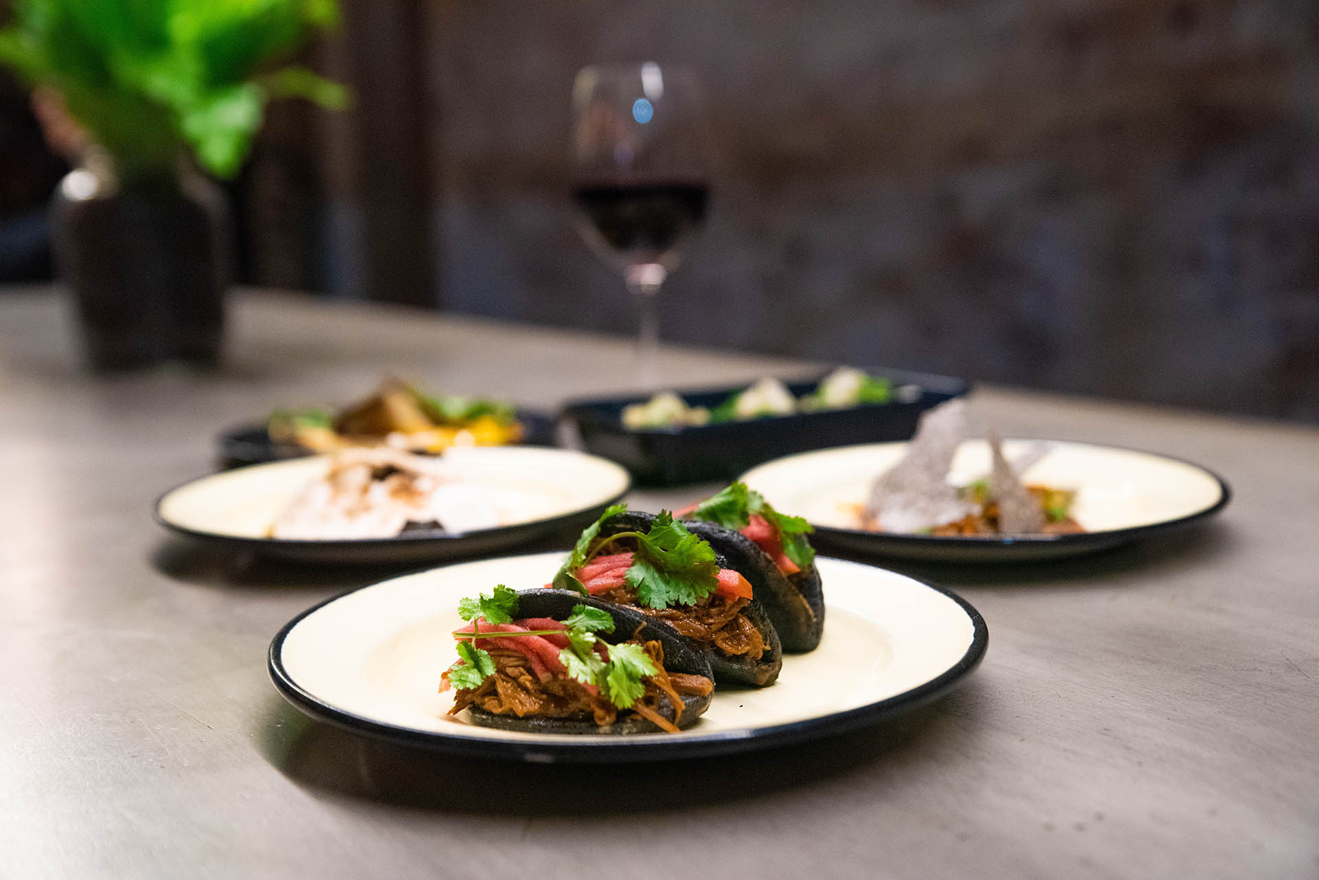 El preferido: el bao negro relleno de cerdo braseado, mostaza, manzana y cilantro