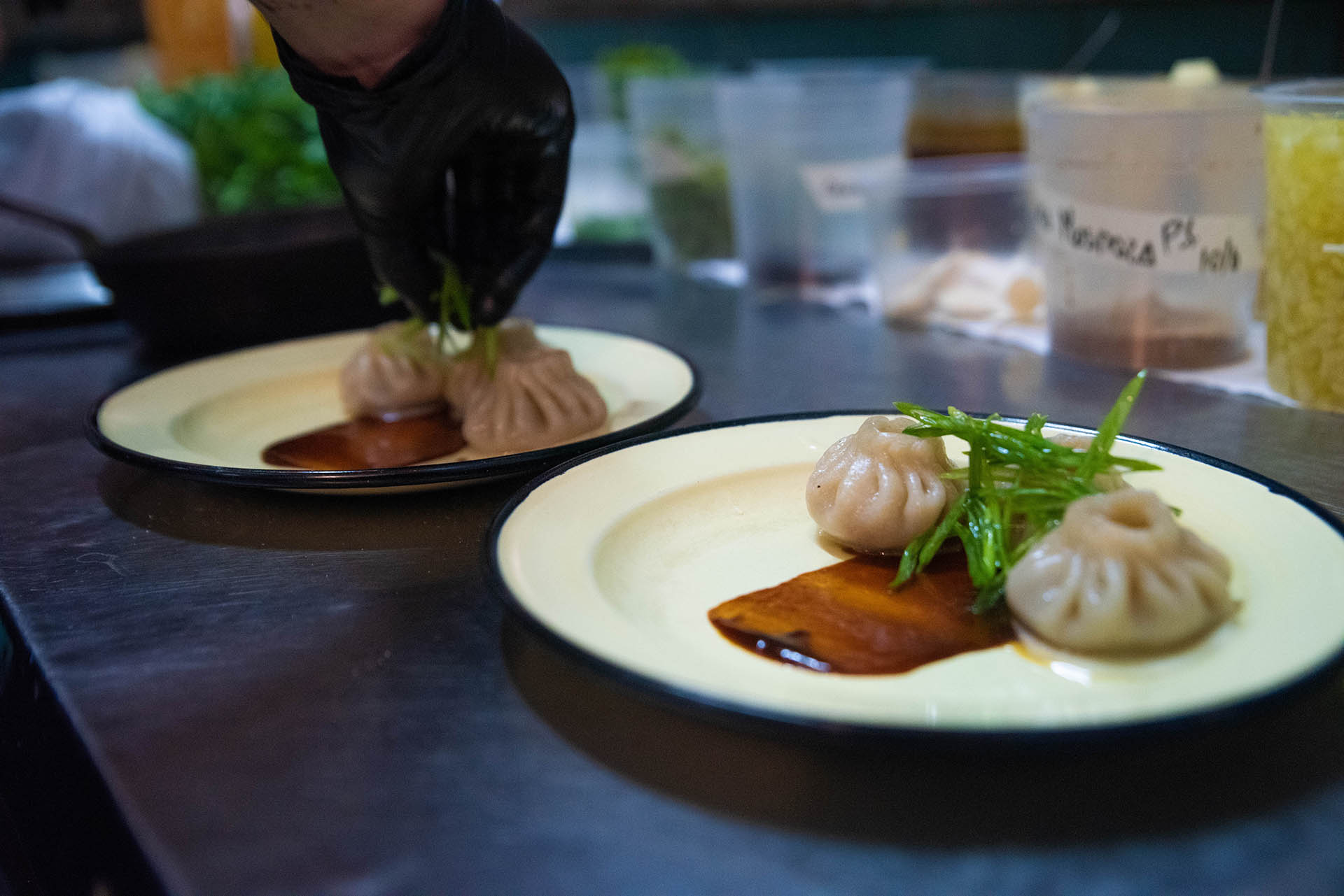 “Comida no tan callejera fusionada con la alta gastronomía”, así era el primer eslogan del restaurante que ofrece un menú de platos chicos con el propósito de probar distintos sabores