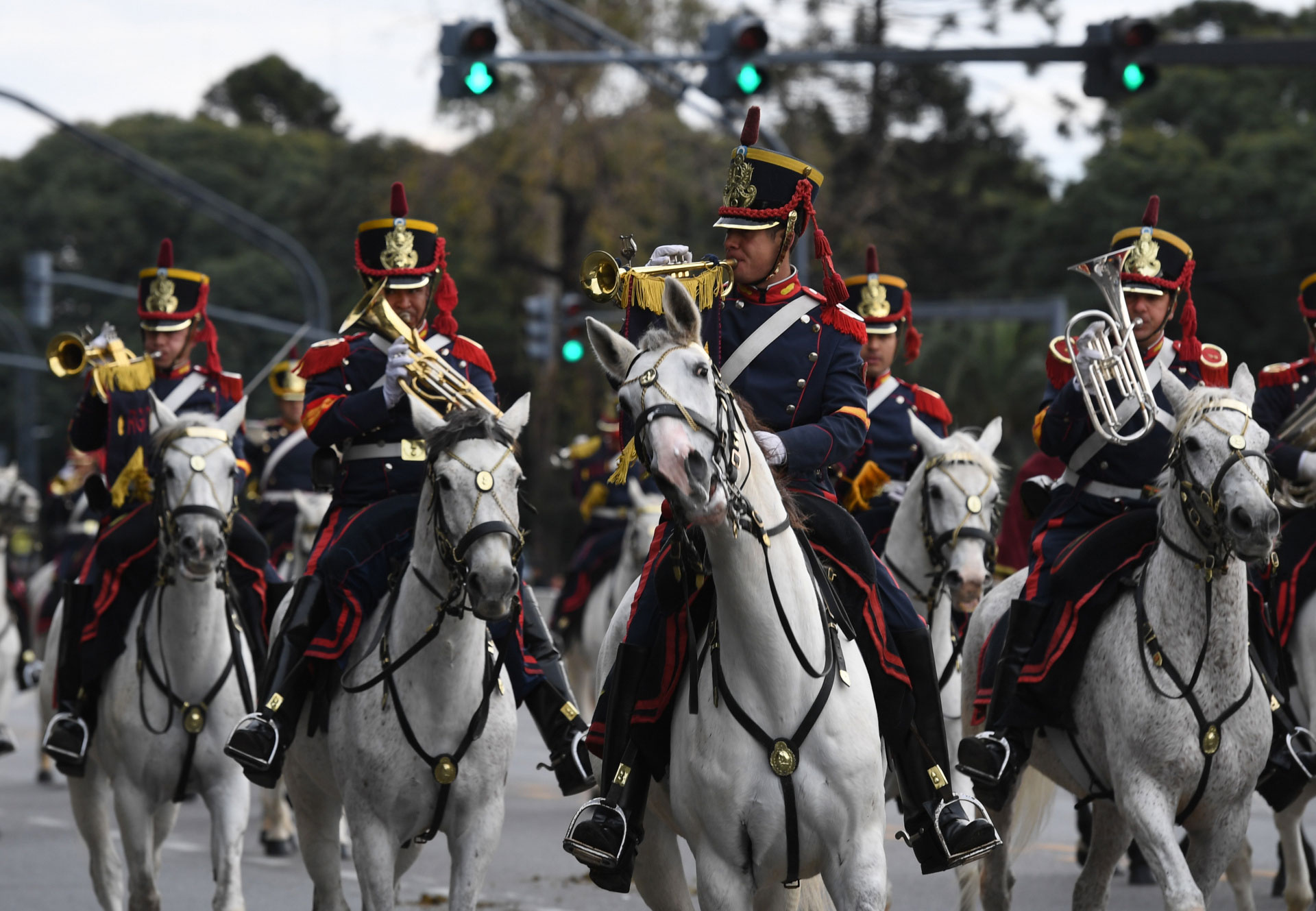 El acto comenzó al mediodía con la procesión de once bandas musicales de diferentes regimientos