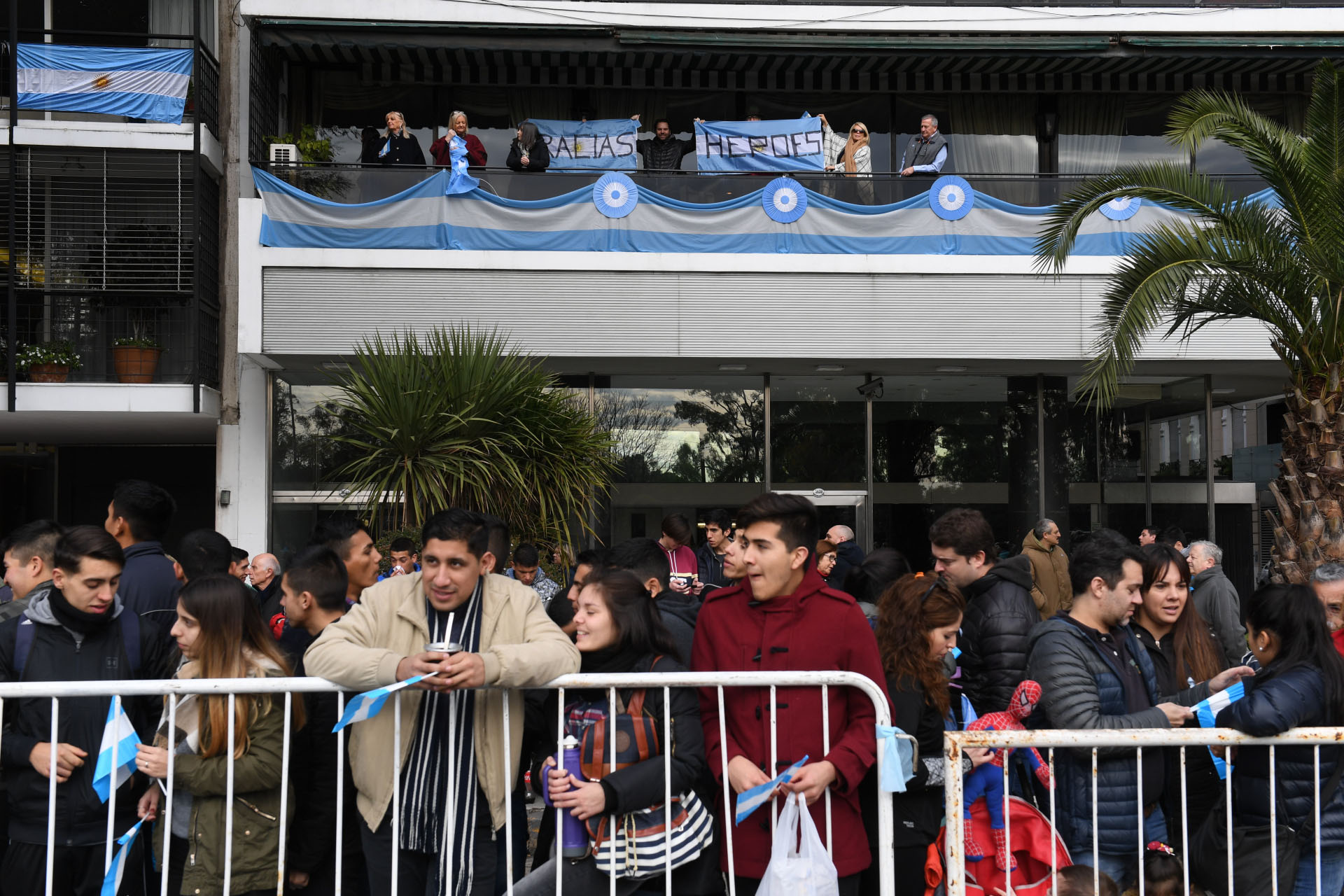 Los vecinos se Palermo se asomaron a sus balcones para seguir la celebración