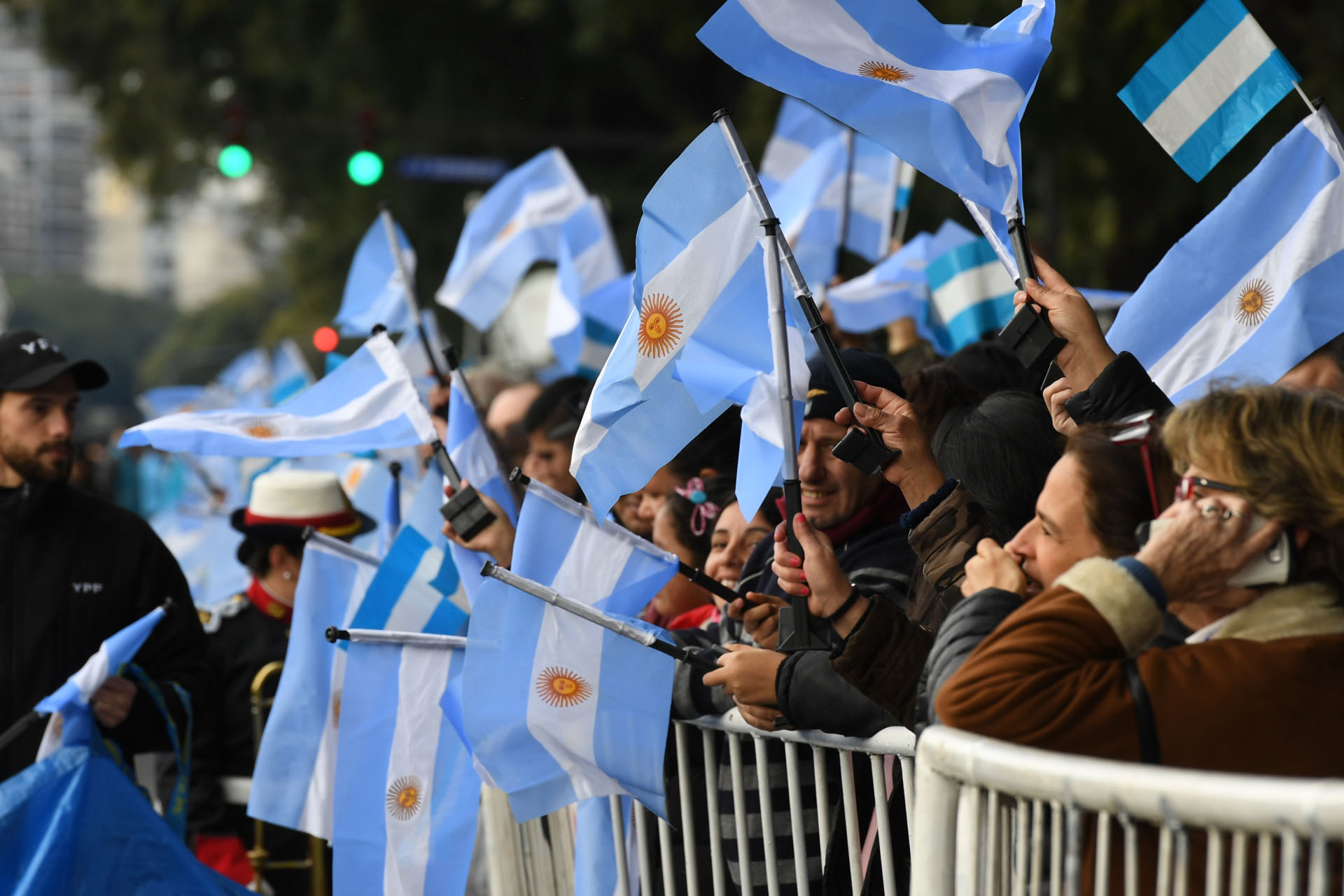 Miles de personas se acomodaron a lo largo de la avenida Libertador para presenciar el evento