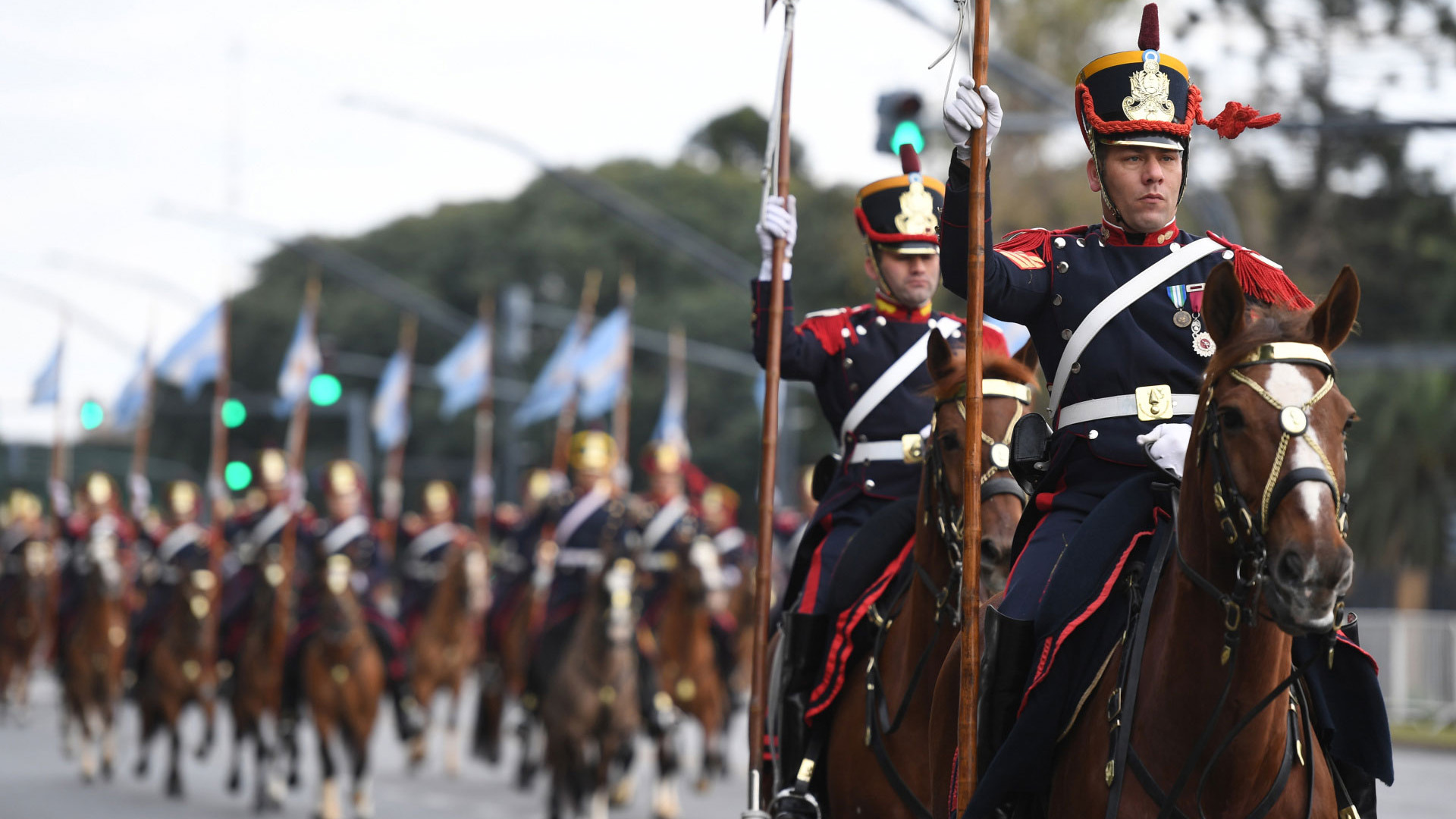 Se desplegaron más de 4.000 efectivos de a pie, motorizados y montados a caballo, bandas militares y de música –de distintos regimientos y cuerpos– y 16 aeronaves militares en vuelo.