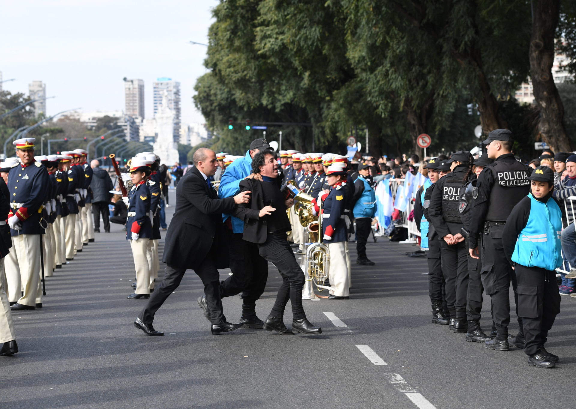 Un hombre se metió en el medio del desfile y fue detenido por la policía porteña
