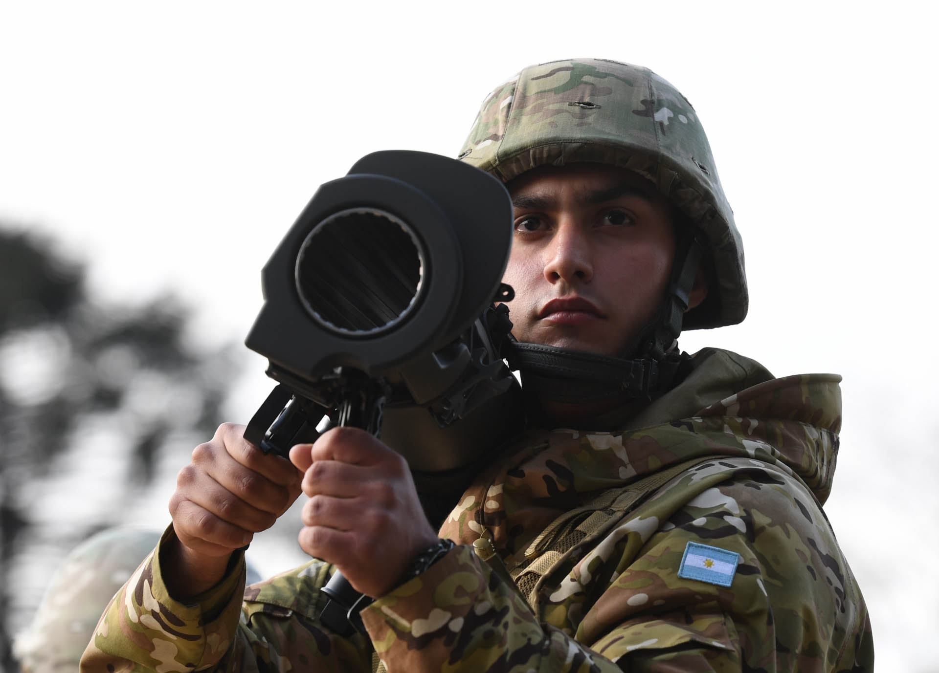 Un soldado del Ejército argentino lleva un lanzacohetes portátil