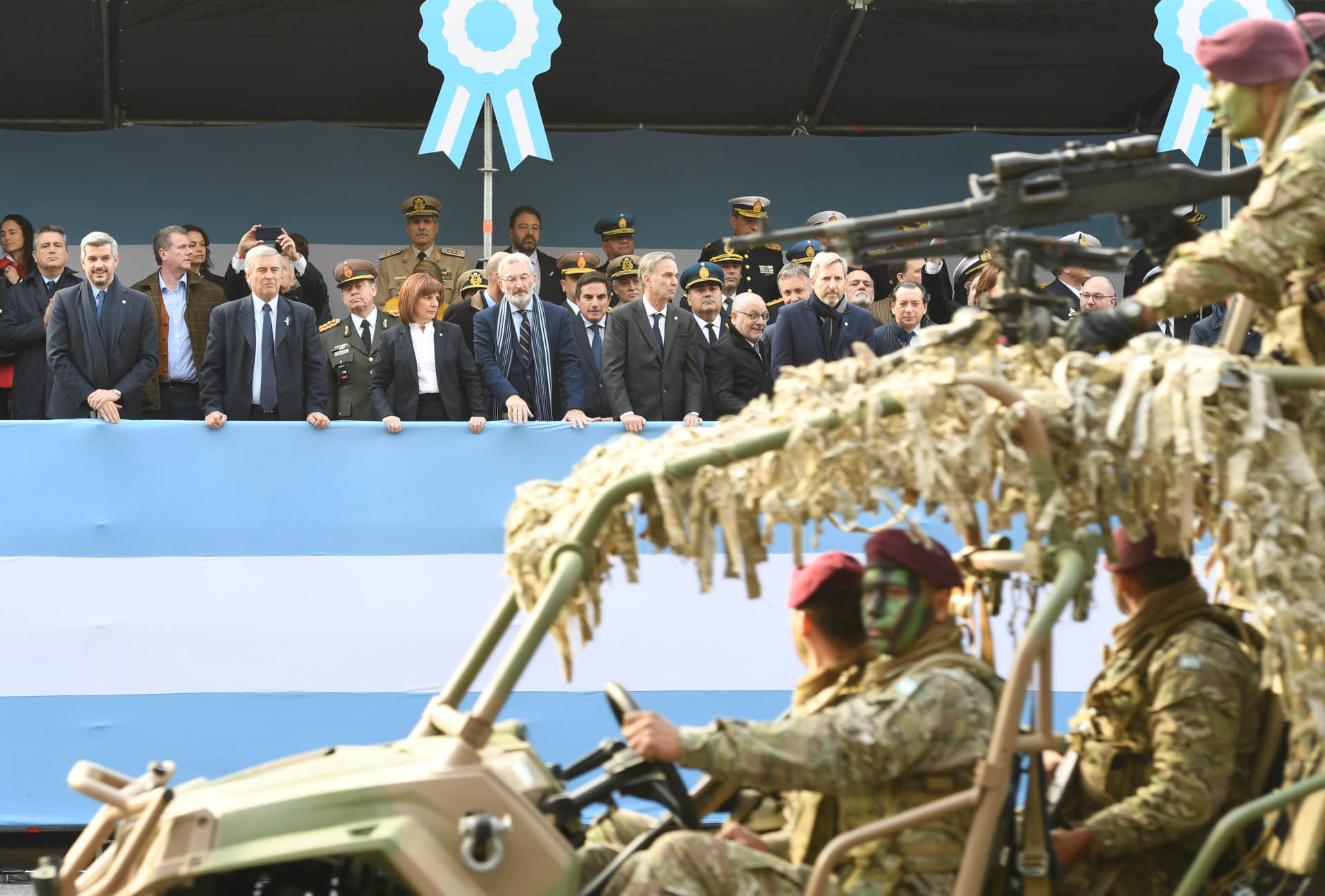 Un vehículo liviano de transporte de personal camuflado