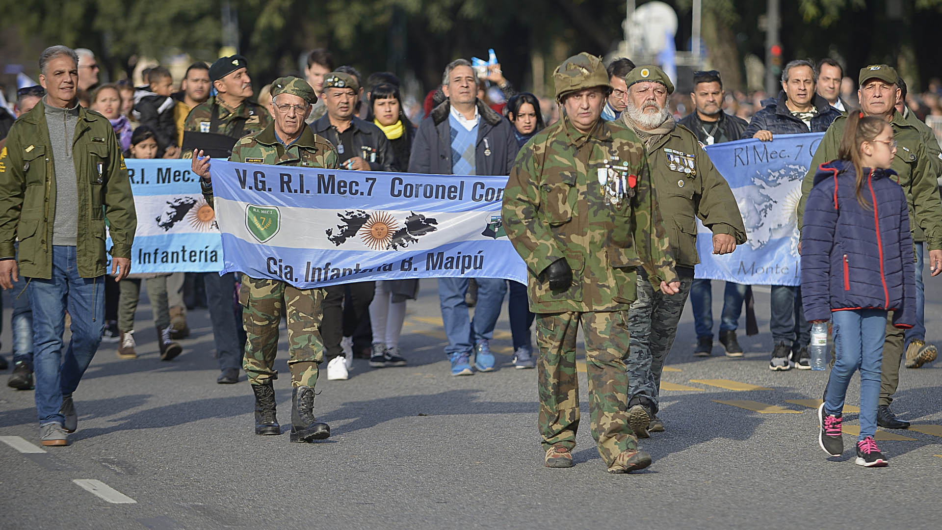 Los veteranos de Malvinas marcharon con sus antiguos uniformes y sus condecoraciones