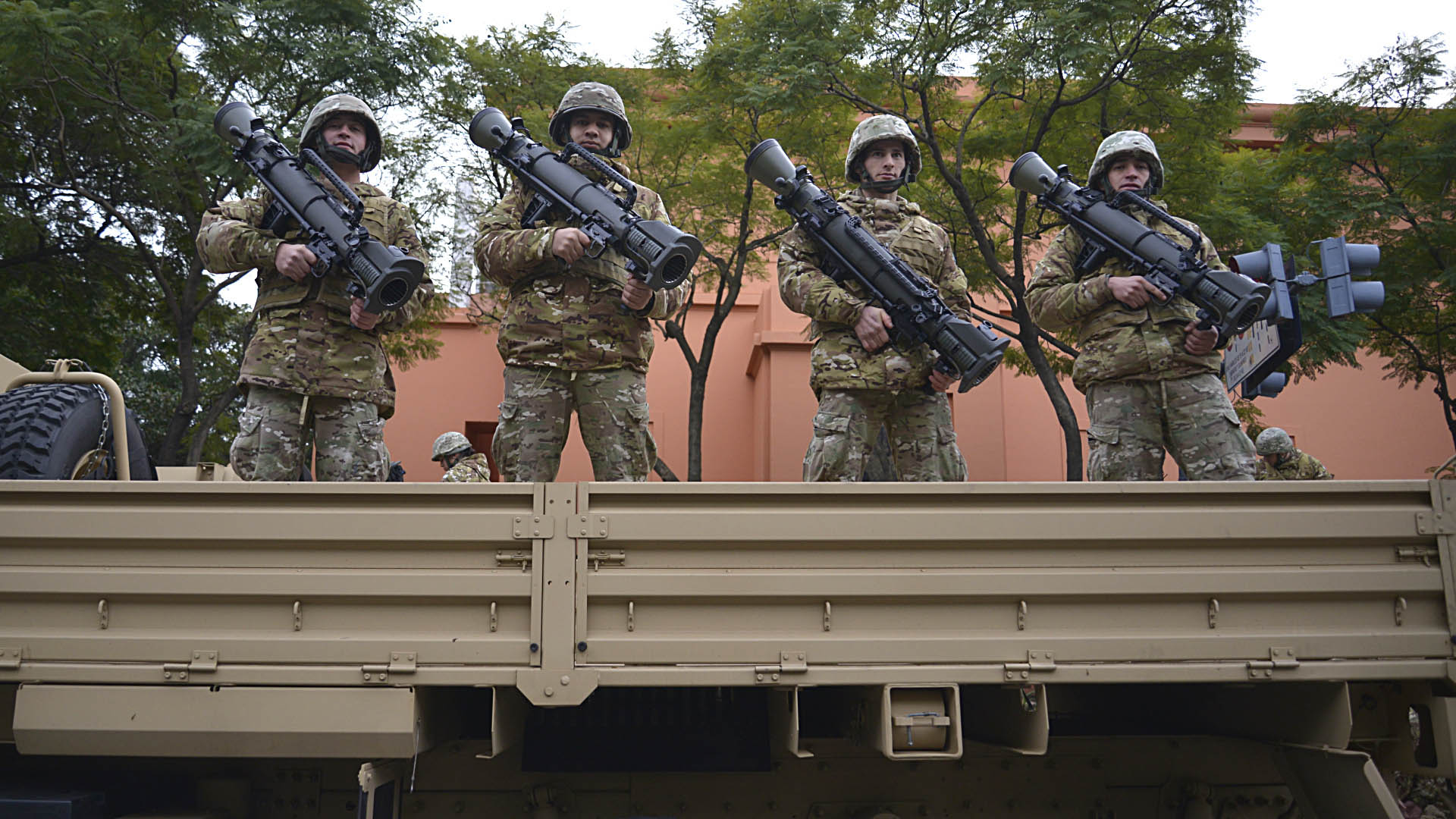 Soldados del Ejército cargan lanzacohetes portátiles