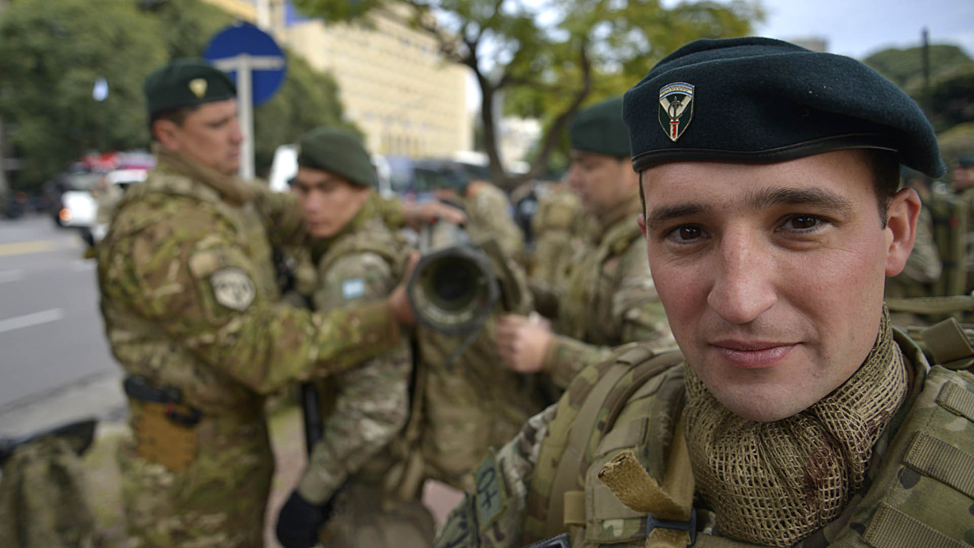Los soldados del Ejército preparándose para el acto en Palermo