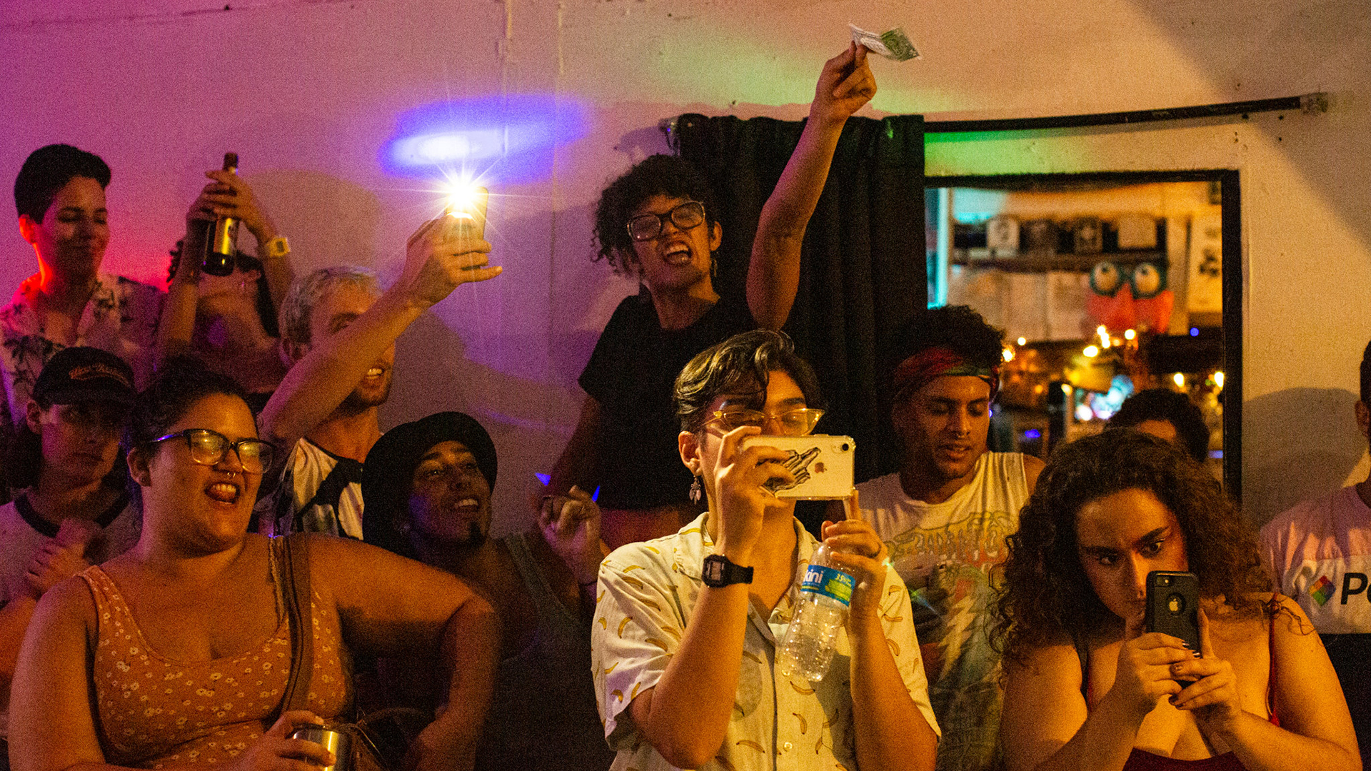Espectadores de una presentación drag en El Local, en Santurce, el 4 de julio (Érika P. Rodríguez para The New York Times)